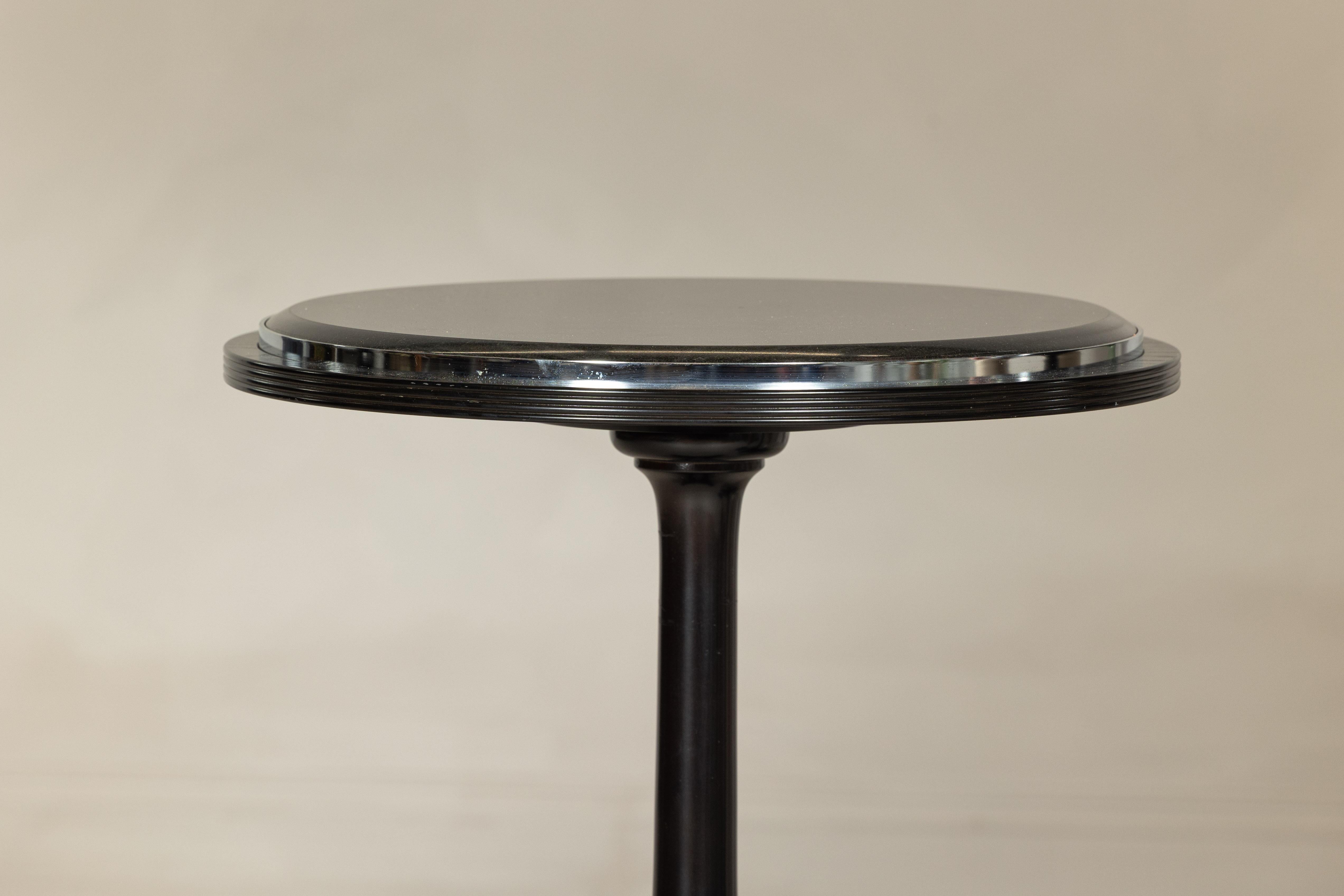 Paire de tables Gueridon à plateau en marbre noir et pieds Ball and Ball en métal Silver Bon état - En vente à Yonkers, NY