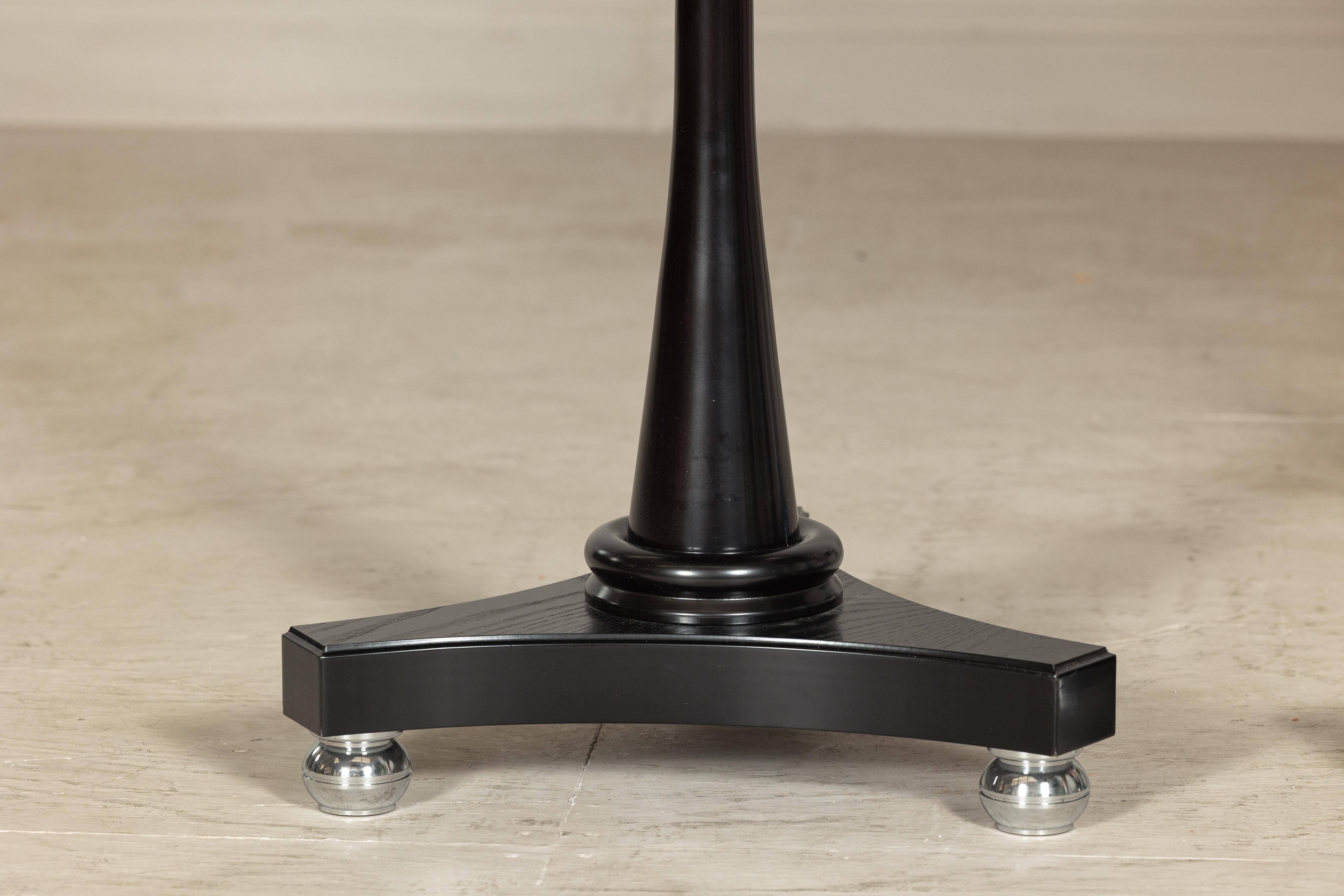 20ième siècle Paire de tables Gueridon à plateau en marbre noir et pieds Ball and Ball en métal Silver en vente