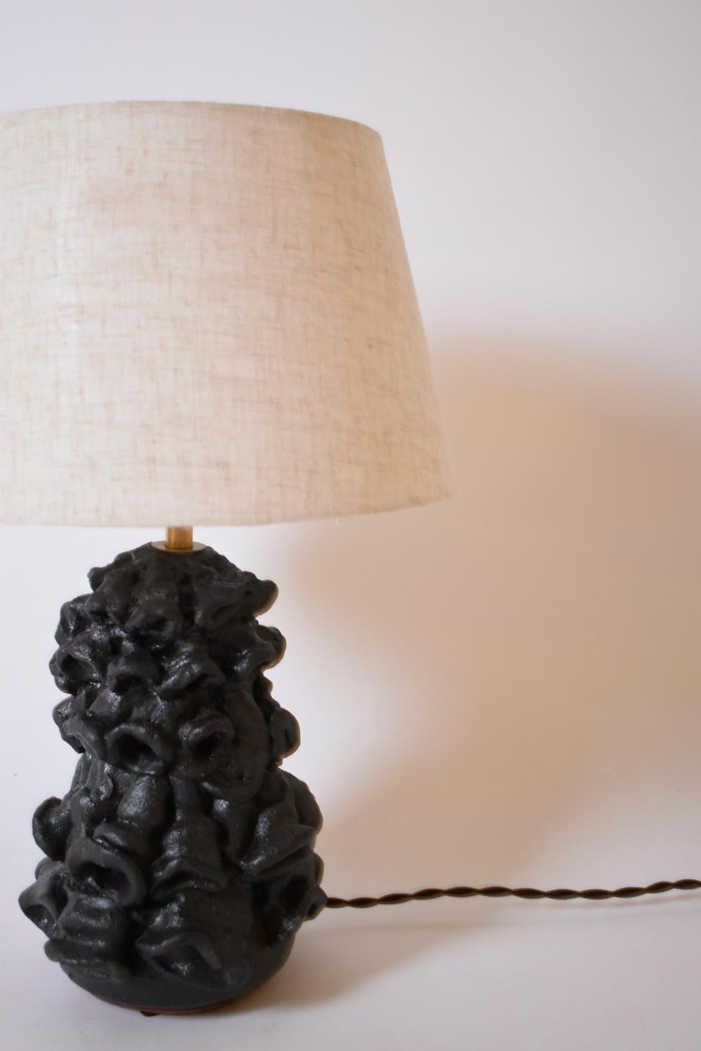 Vernissé Paire de lampes organiques de Helder, 2024 en vente