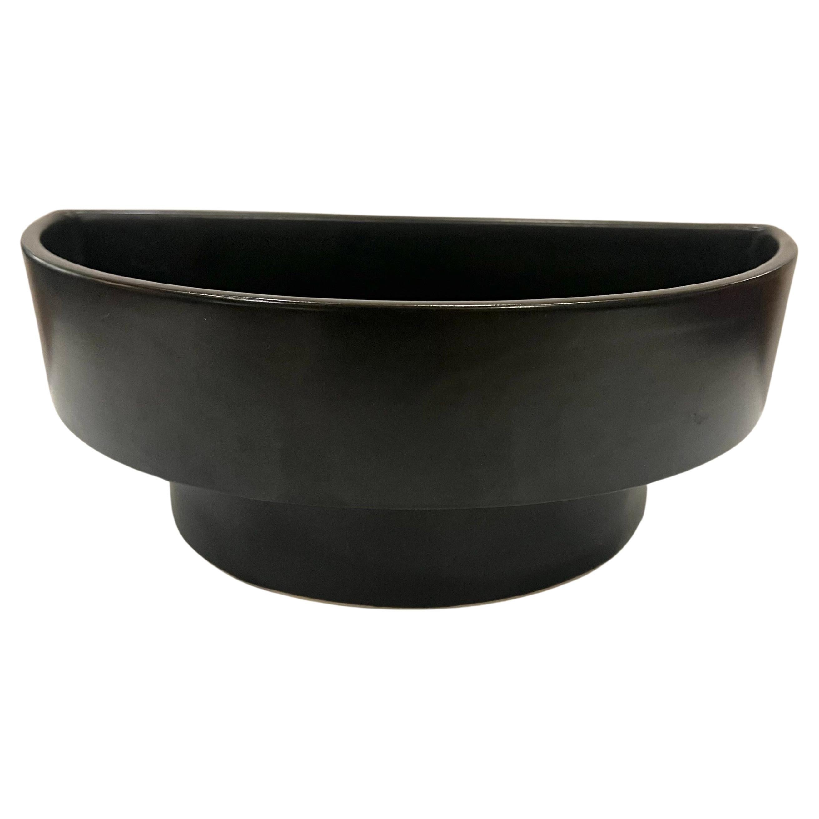 Paar schwarze Ikebana-Pflanzgefäße aus Keramik, in einem schwarzen Mate, Finish großes Design und Aussehen.