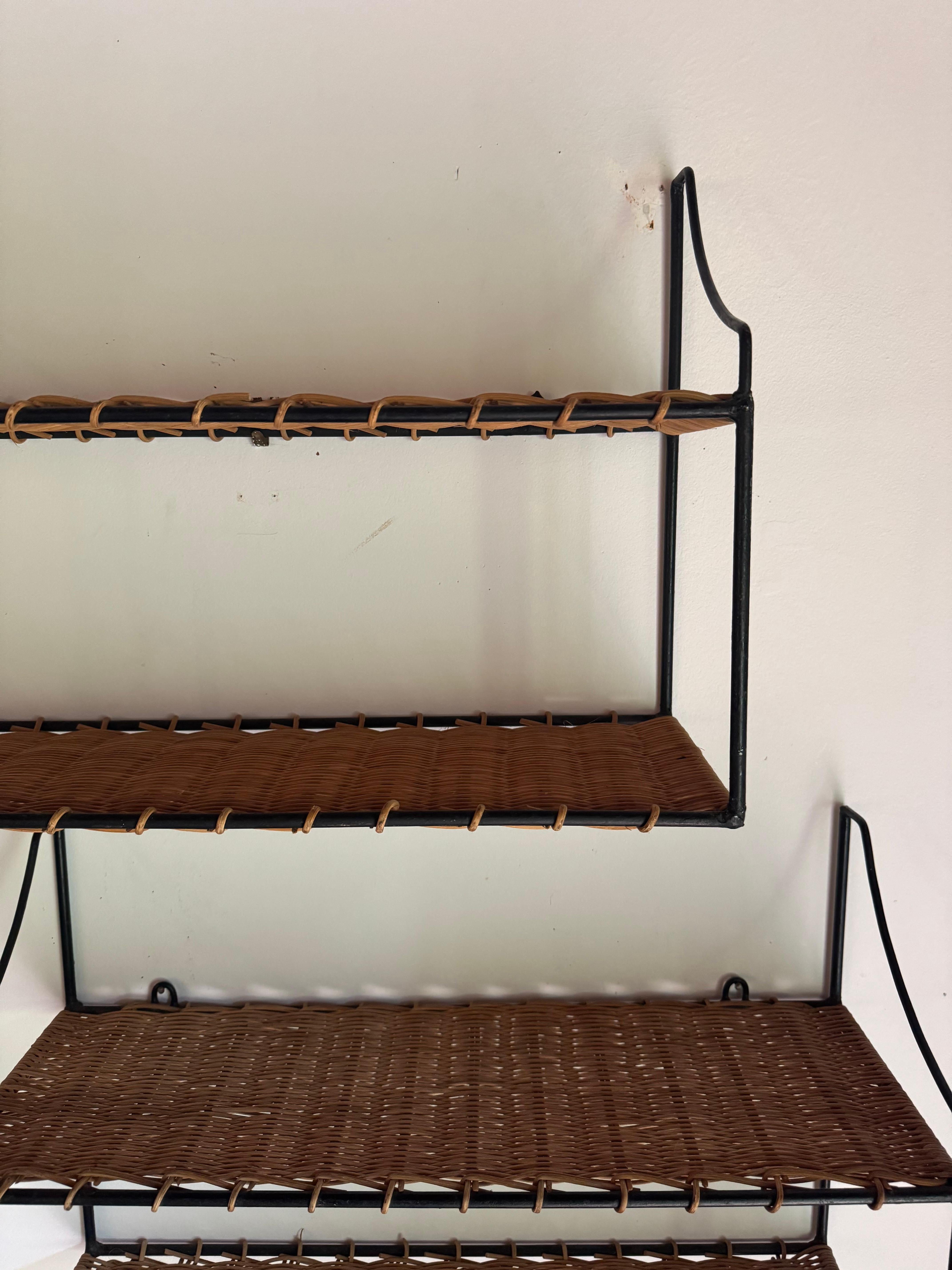 Coppia di mensole in metallo nero e rattan attribuite a Raoul Guys in vendita 4