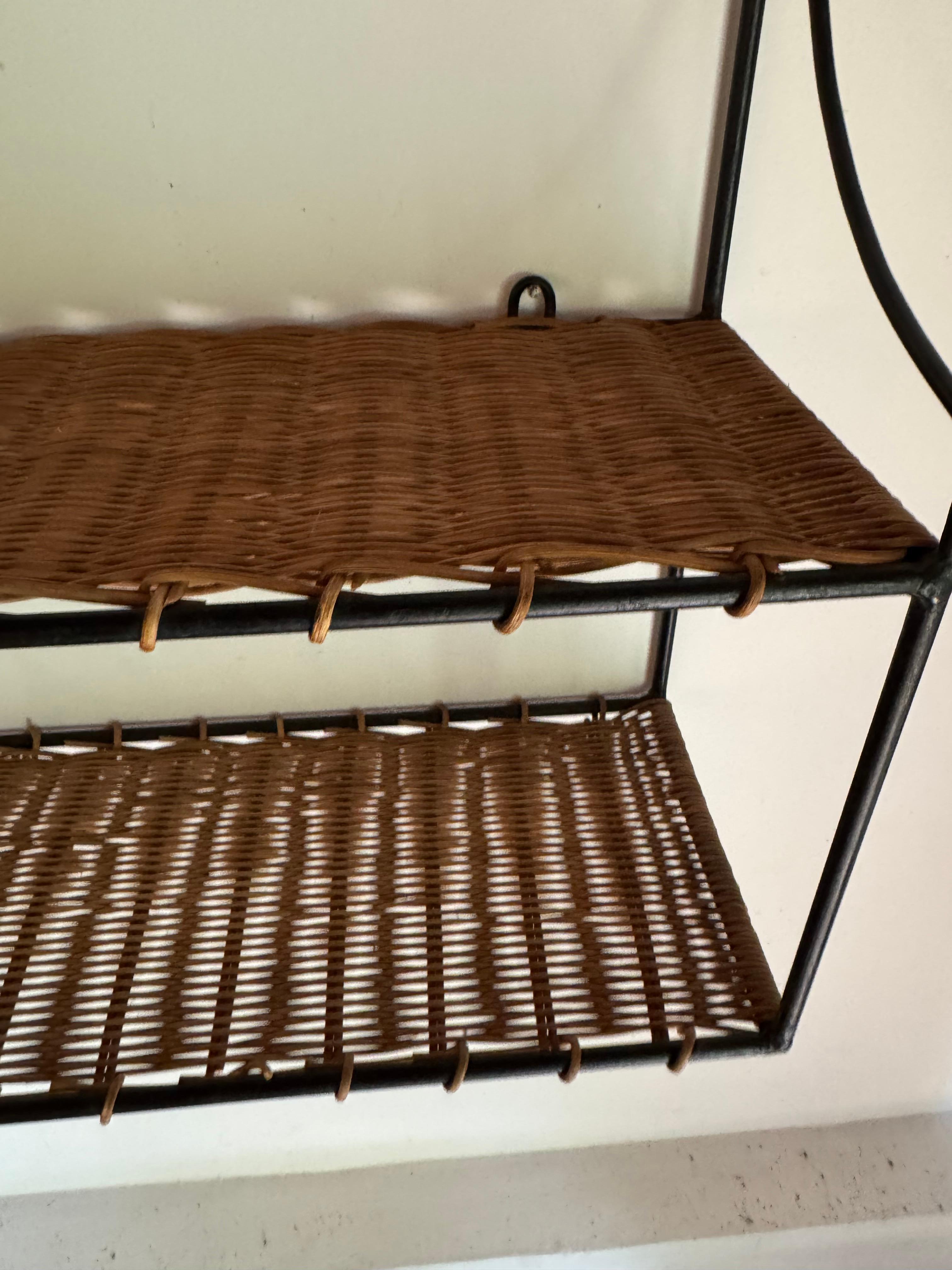 Dipinto Coppia di mensole in metallo nero e rattan attribuite a Raoul Guys in vendita