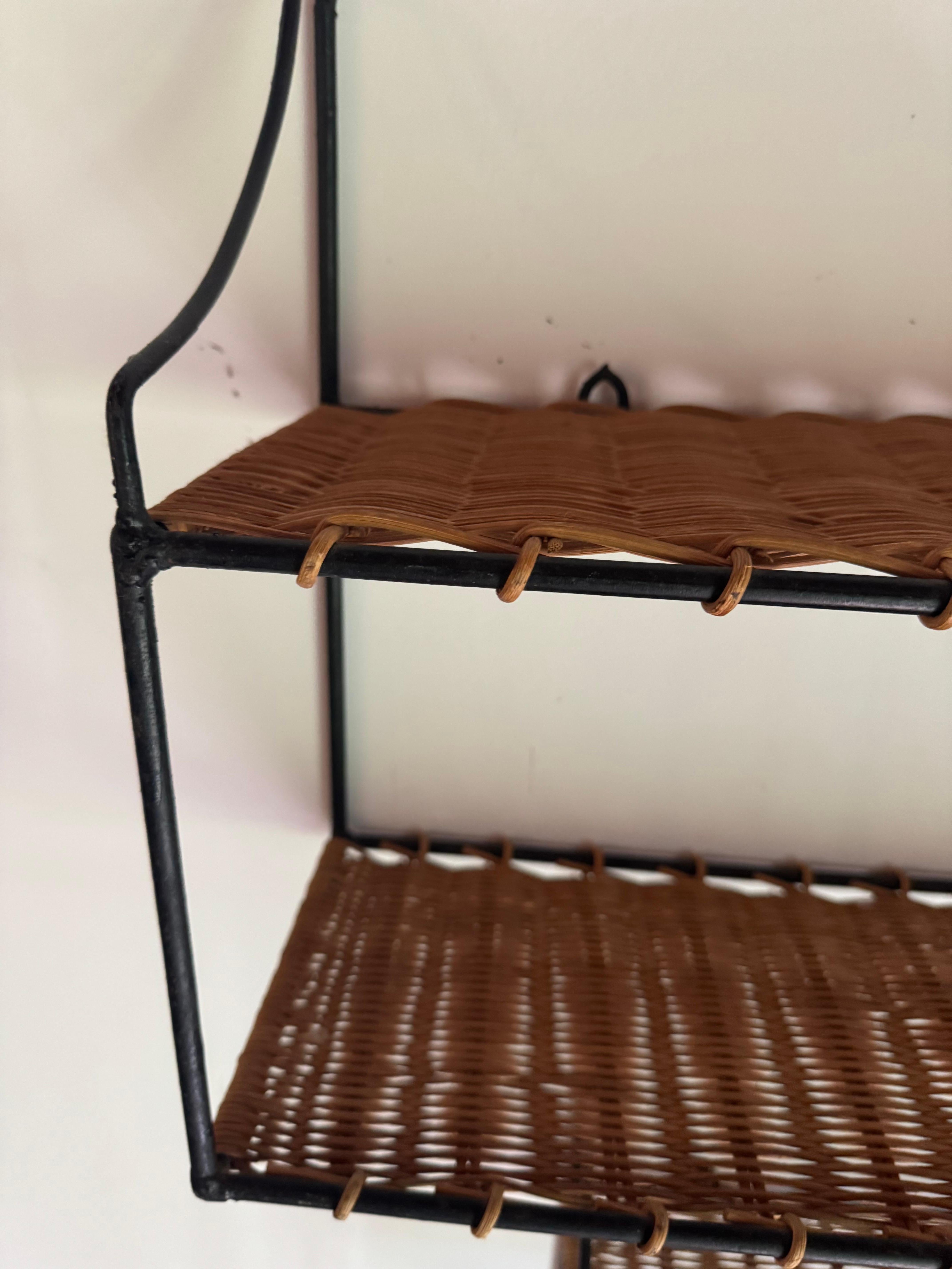Coppia di mensole in metallo nero e rattan attribuite a Raoul Guys in vendita 1