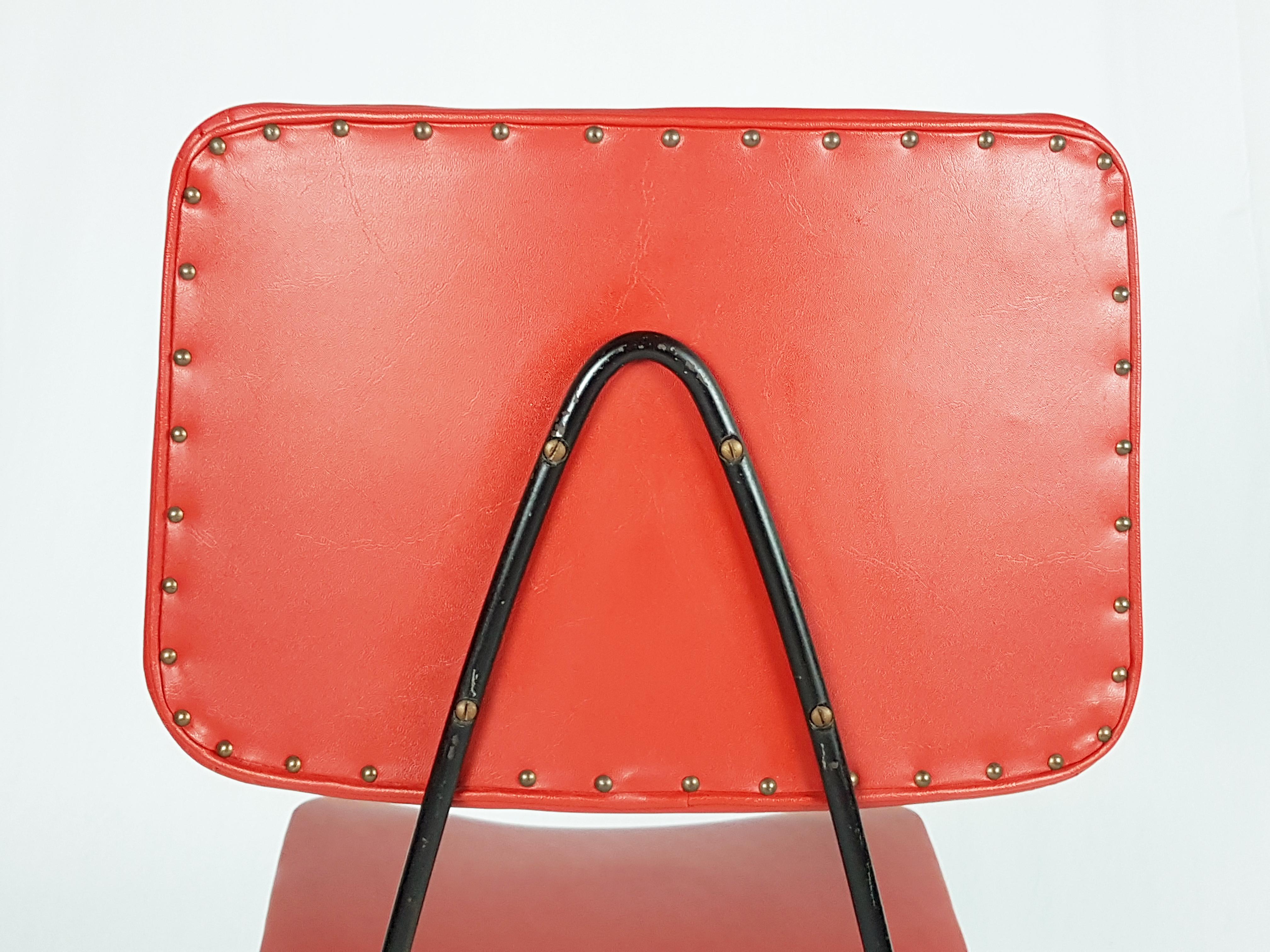 Paire de chaises italiennes des années 1950 en métal noir et en skaï rouge dans le style de G. Rinaldi en vente 3