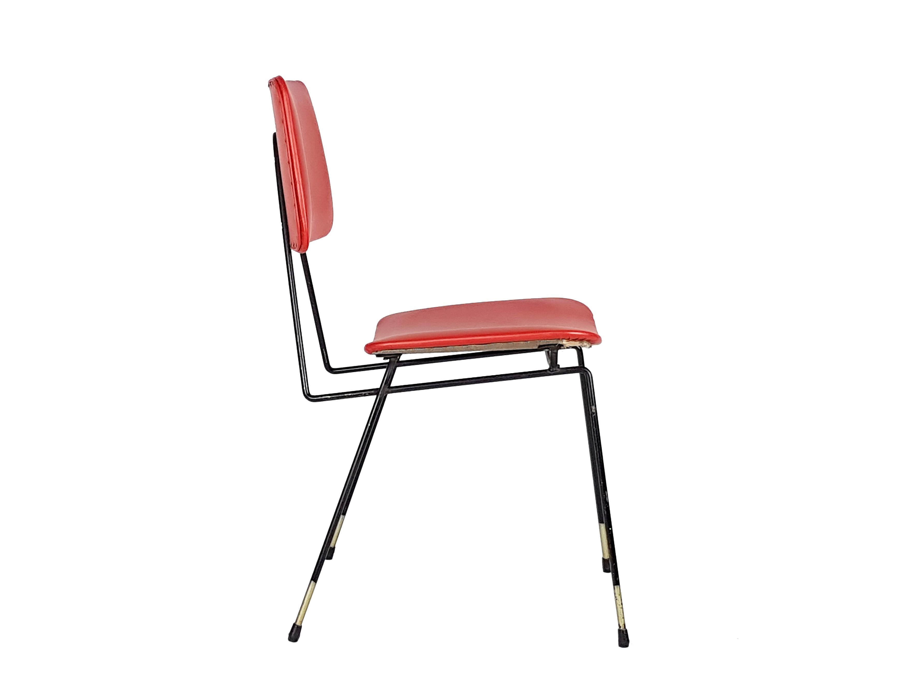 Mid-Century Modern Paire de chaises italiennes des années 1950 en métal noir et en skaï rouge dans le style de G. Rinaldi en vente