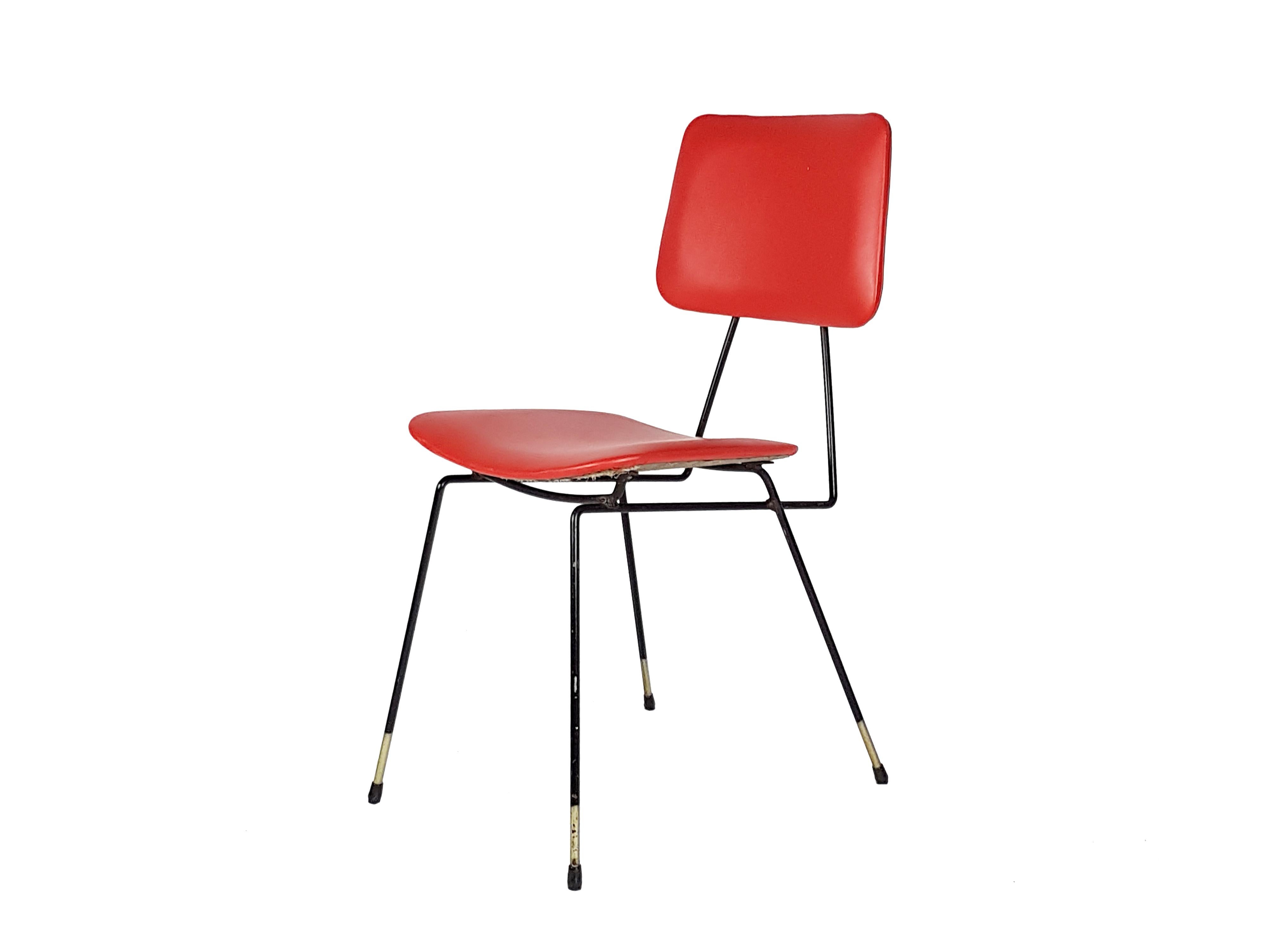 Paire de chaises italiennes des années 1950 en métal noir et en skaï rouge dans le style de G. Rinaldi Bon état - En vente à Varese, Lombardia