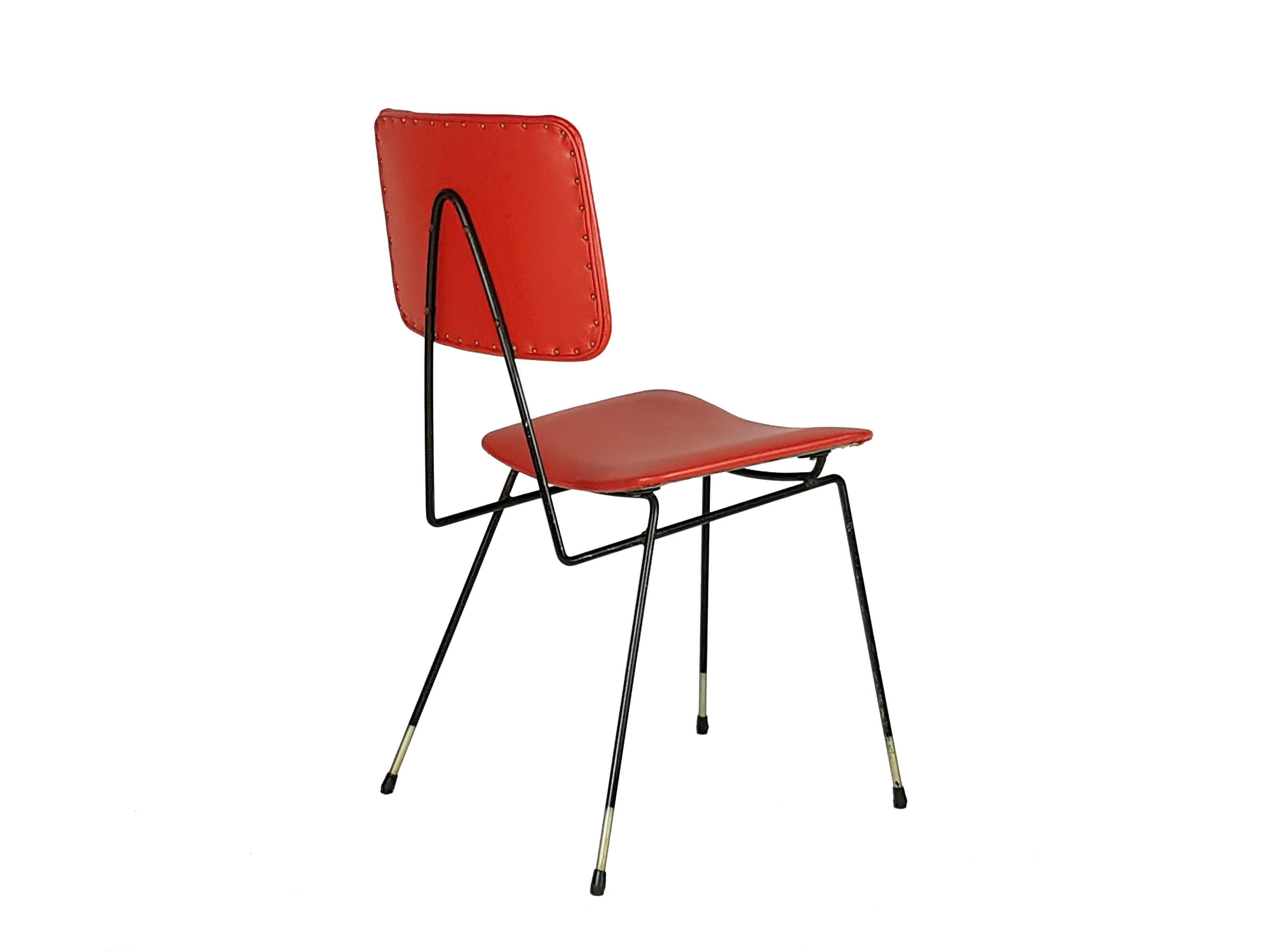 Milieu du XXe siècle Paire de chaises italiennes des années 1950 en métal noir et en skaï rouge dans le style de G. Rinaldi en vente