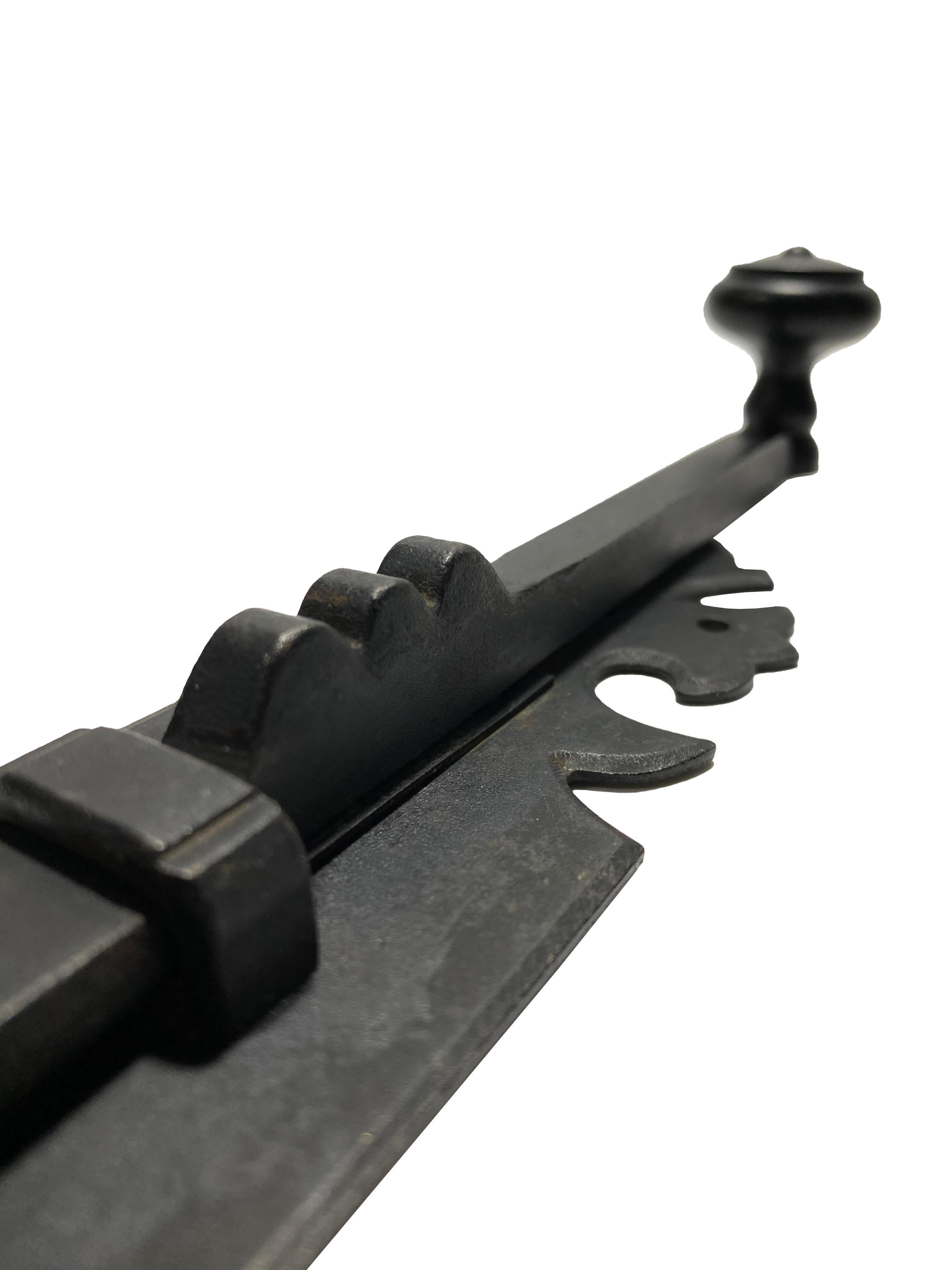 Coppia di chiusure per cancelli a catenaccio scorrevoli in metallo nero In condizioni buone in vendita a Scottsdale, AZ