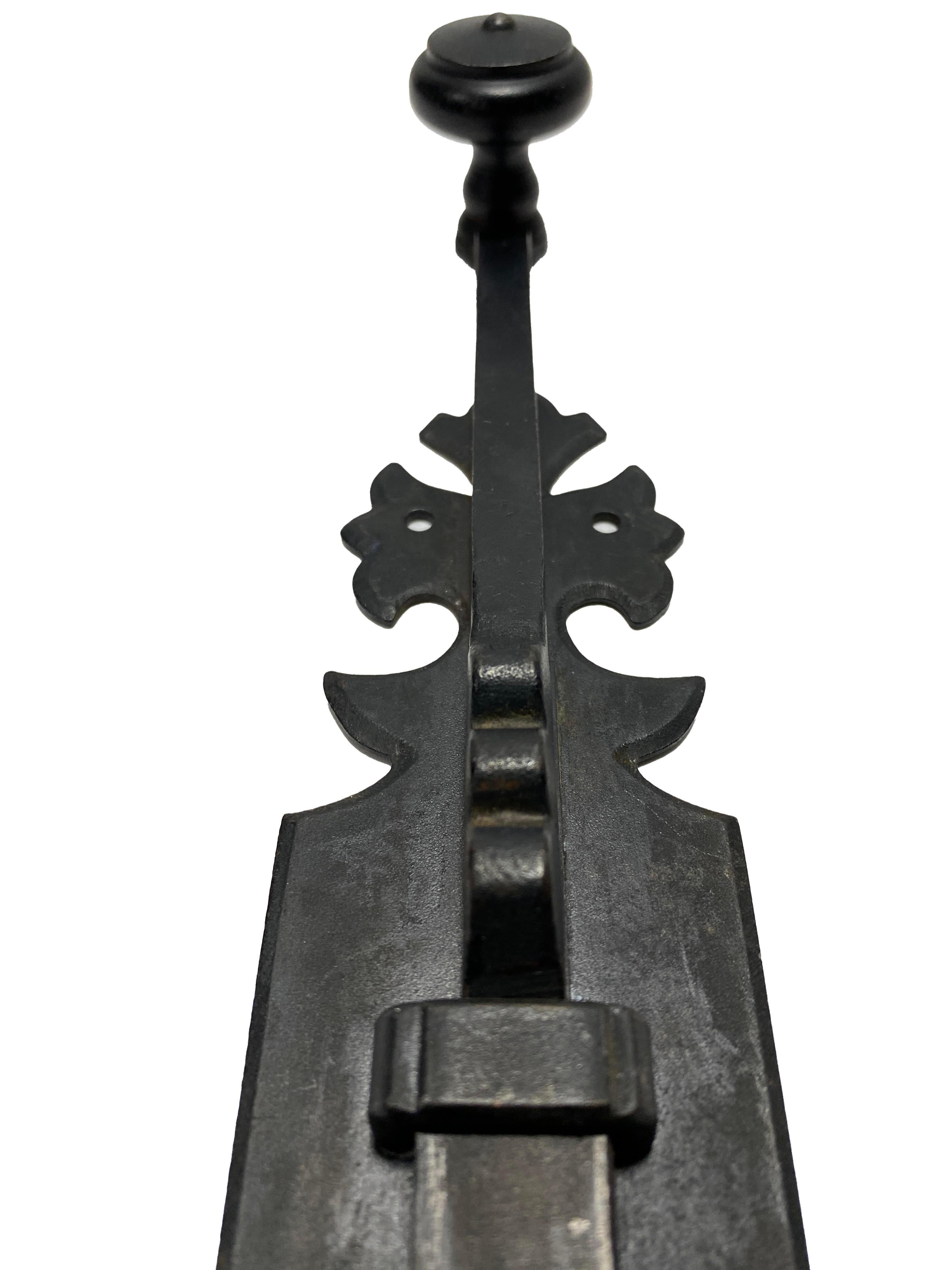 XX secolo Coppia di chiusure per cancelli a catenaccio scorrevoli in metallo nero in vendita