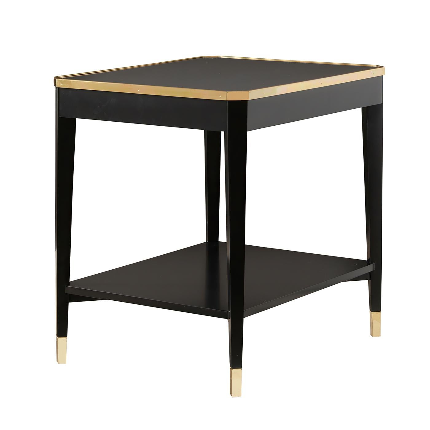 Asiatique Paire de tables d'appoint noires du milieu du siècle dernier en vente