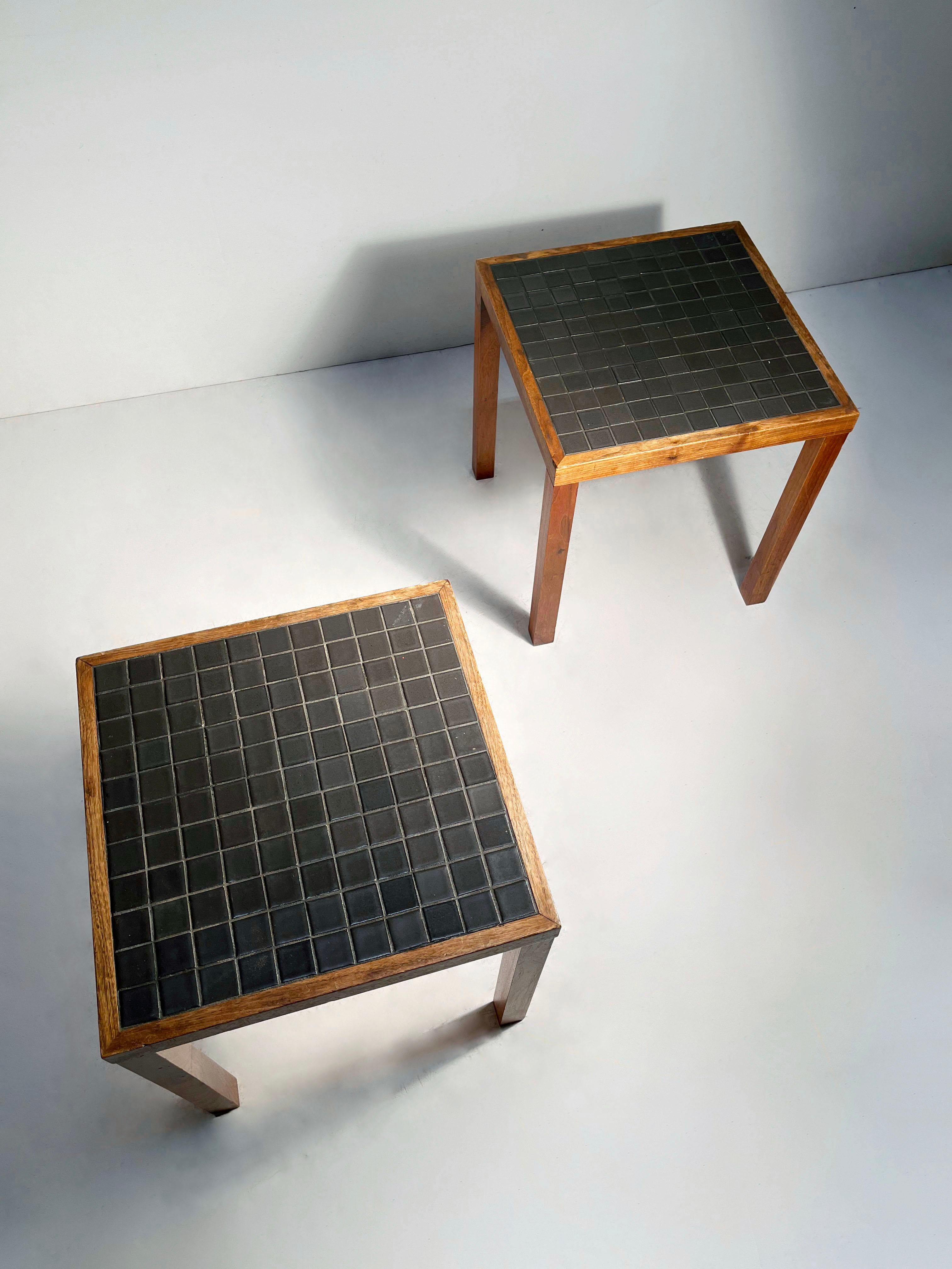 Paar schwarze mosaikkeramikfliesentische von Gordon  & Jane Martz

Einige Verschleiß an der Oberfläche auf der Walnuss.