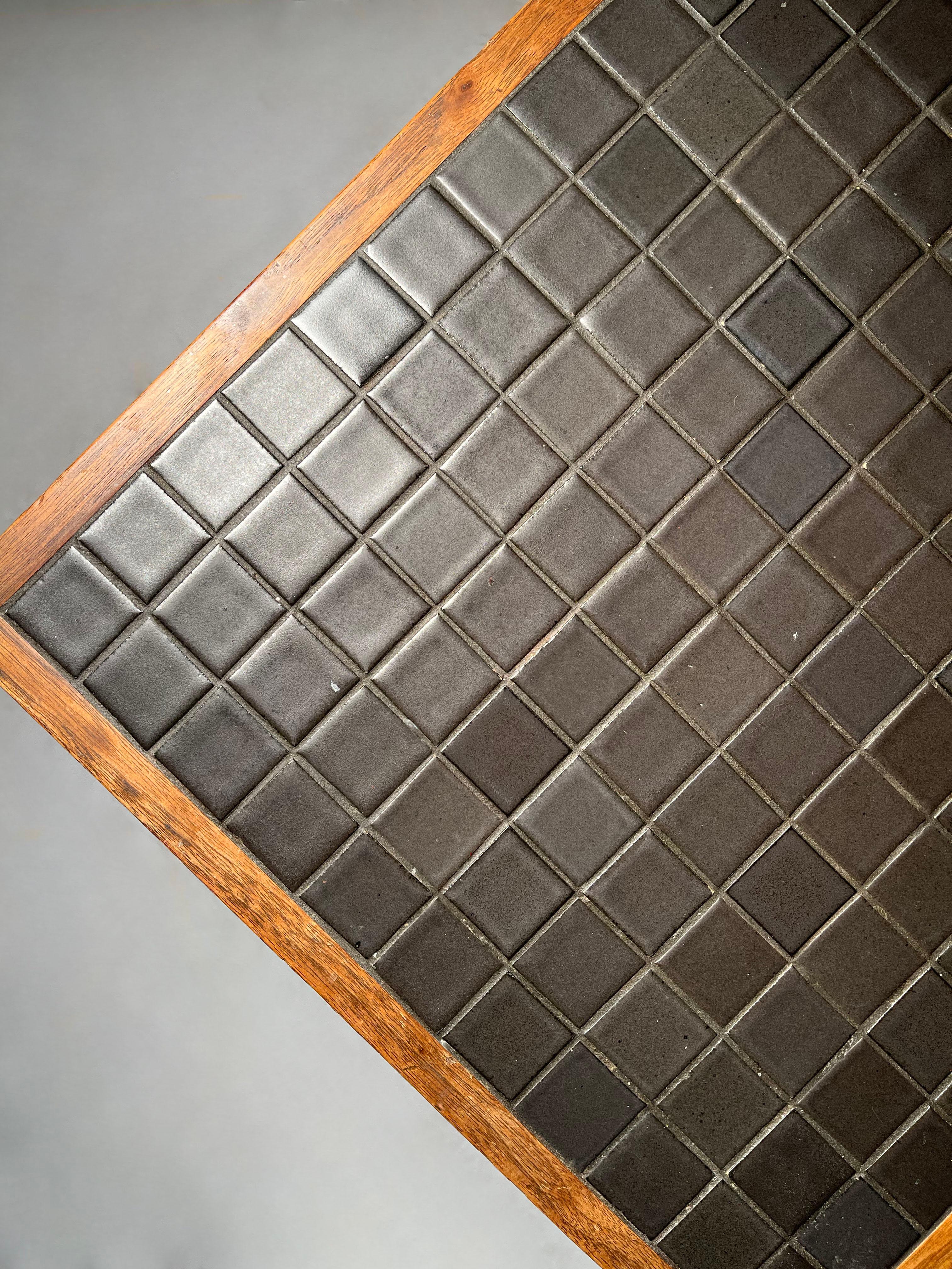 Paar schwarze mosaikkeramikfliesentische von Gordon  & Jane Martz (20. Jahrhundert) im Angebot