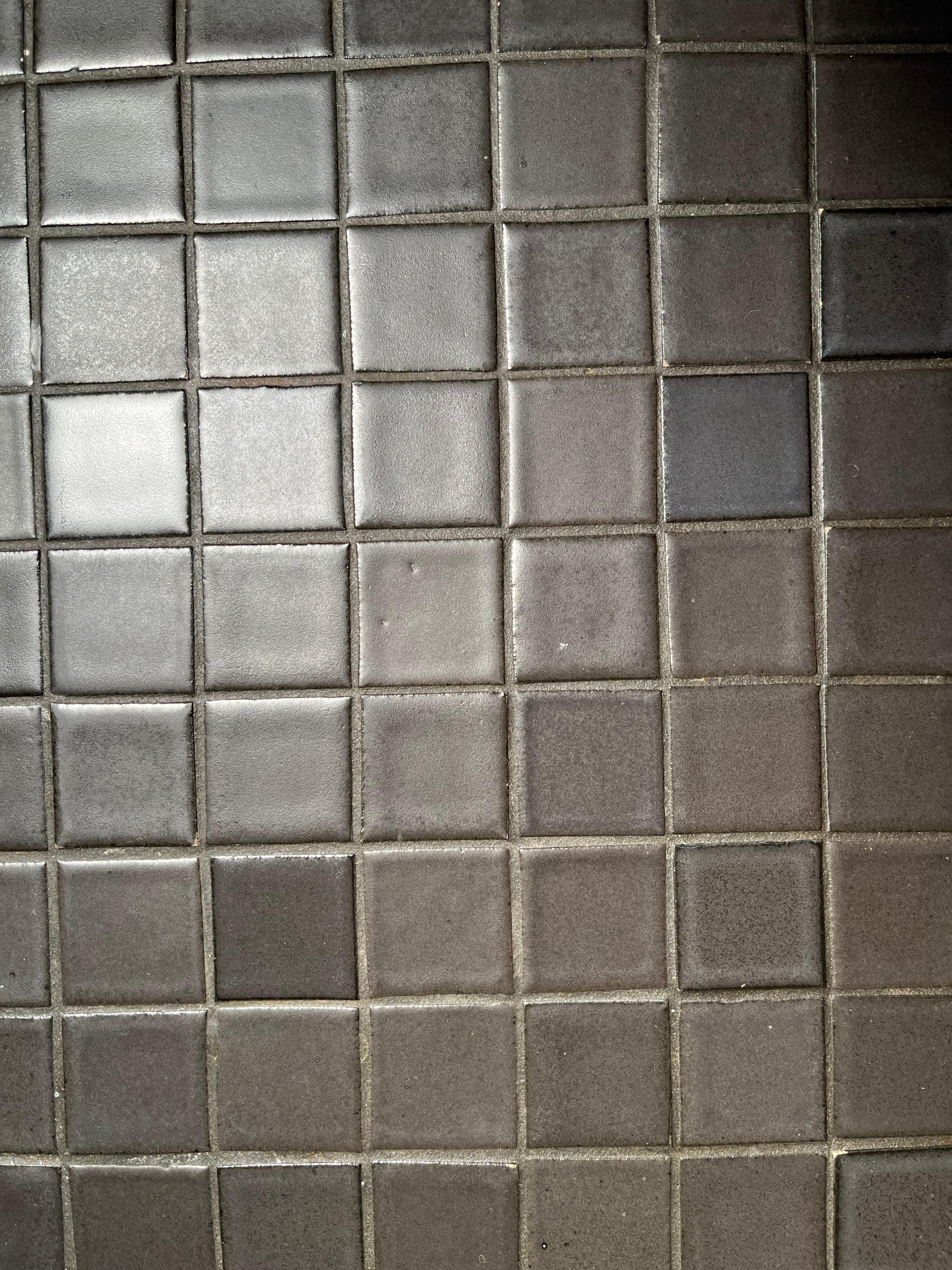 Paar schwarze mosaikkeramikfliesentische von Gordon  & Jane Martz im Angebot 1