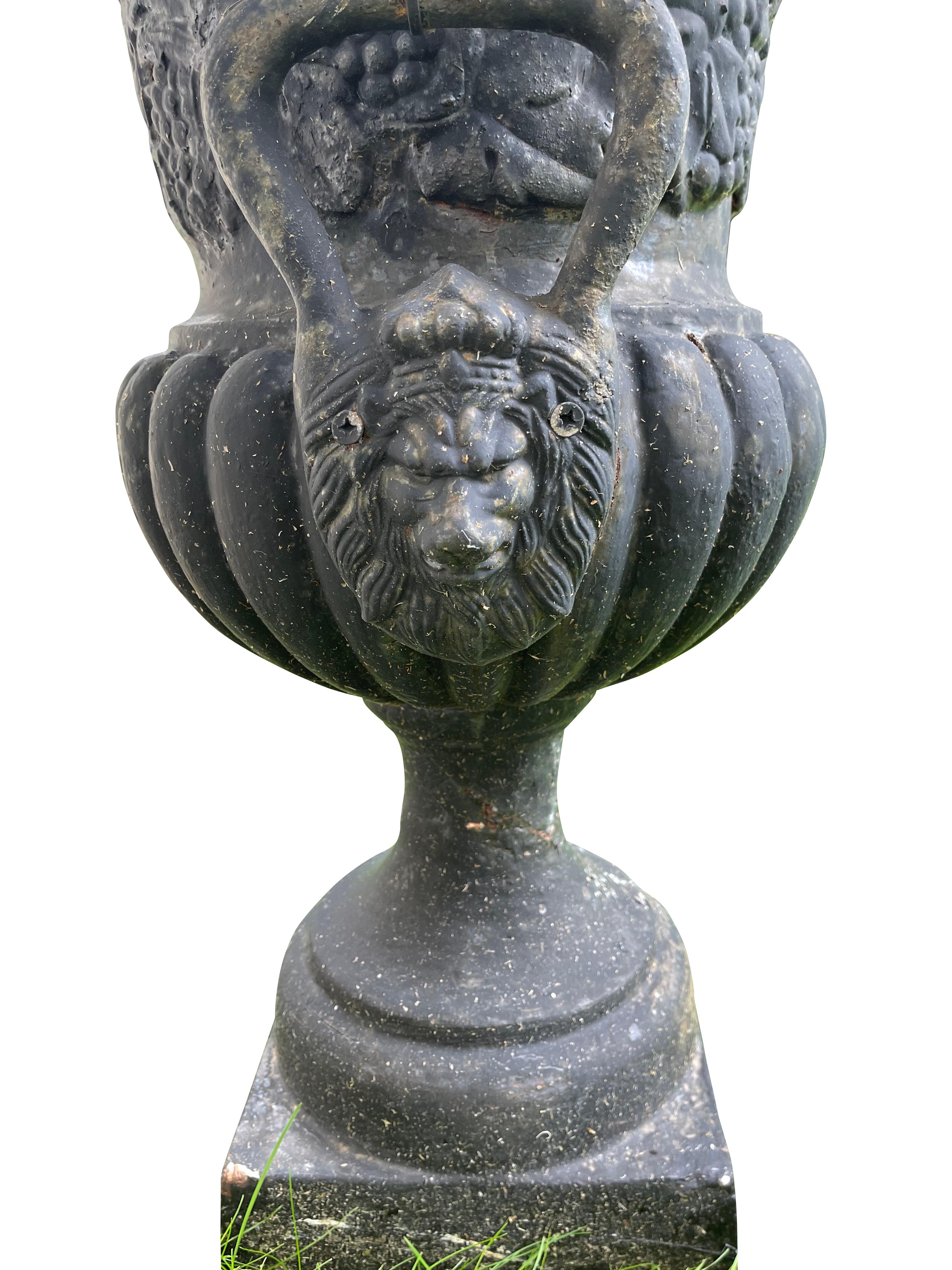 Paire d'urnes de jardin néoclassiques noires décorées d'un masque de lion en vente 3