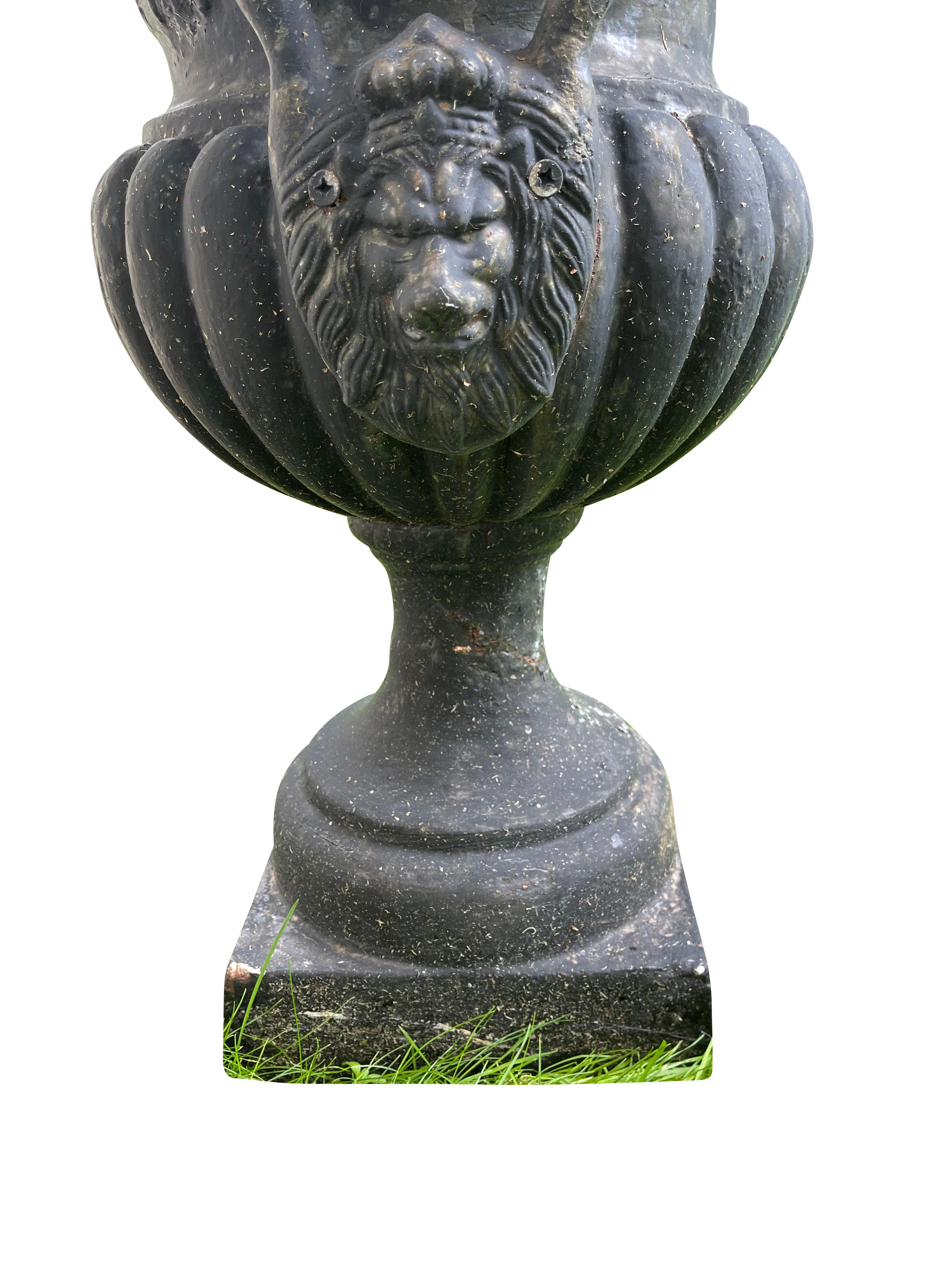 Paire d'urnes de jardin néoclassiques noires décorées d'un masque de lion en vente 5