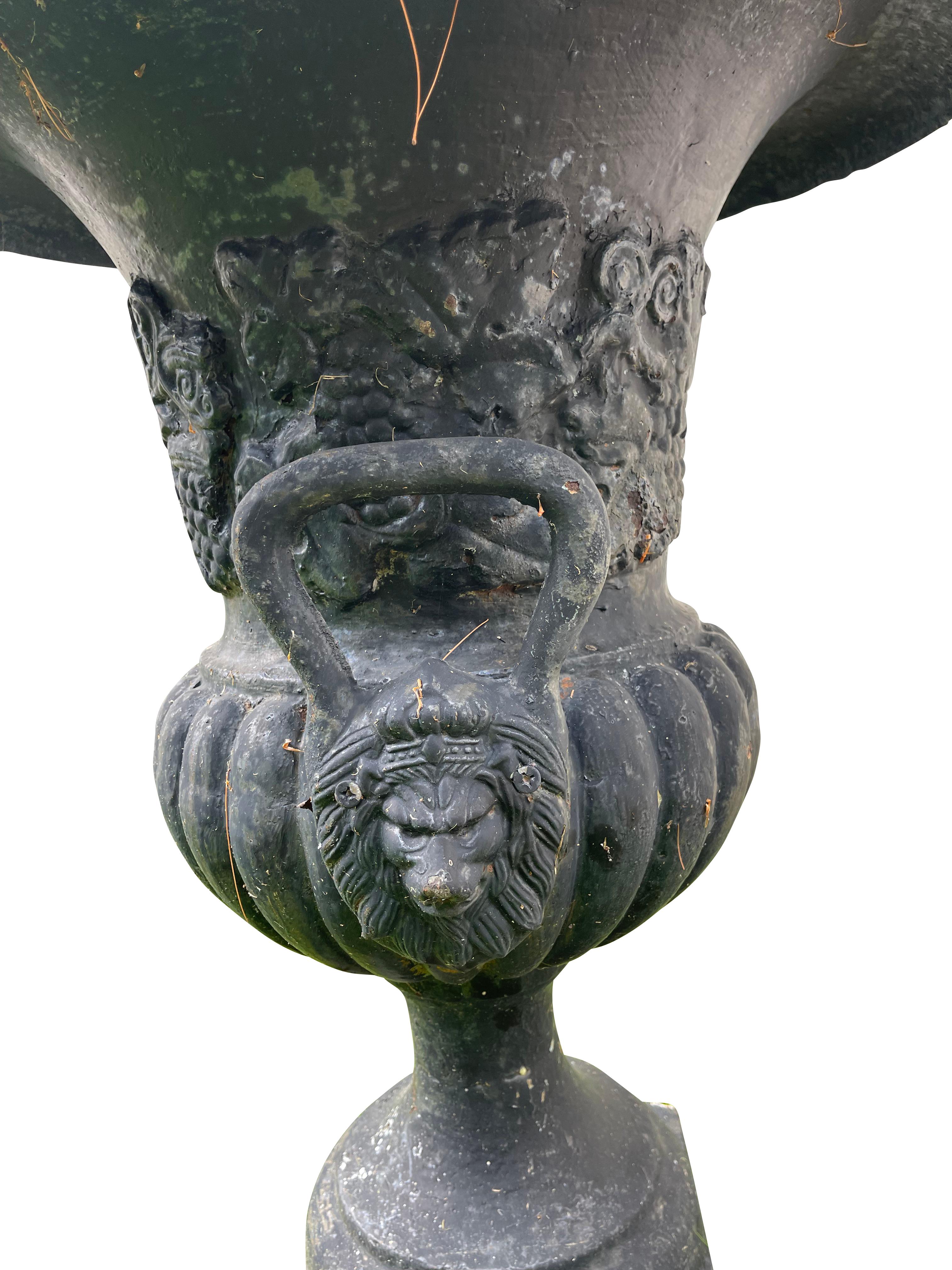 20ième siècle Paire d'urnes de jardin néoclassiques noires décorées d'un masque de lion en vente