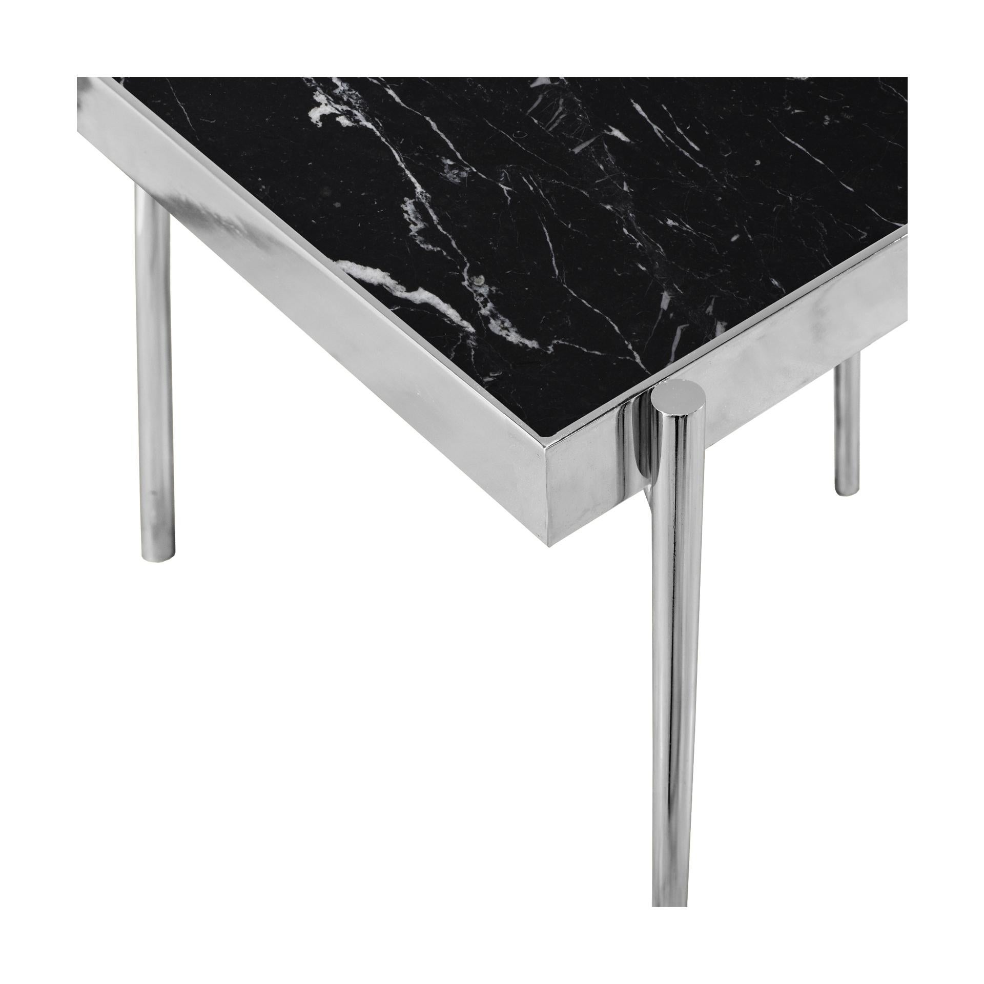Ces plateaux de table aux formes simples et géométriques s'inspirent de l'œuvre de Wassily Kandinsky. Il combine quatre dessus de marbre différents avec deux structures différentes. Une structure métallique mince complète en or titane ou en acier