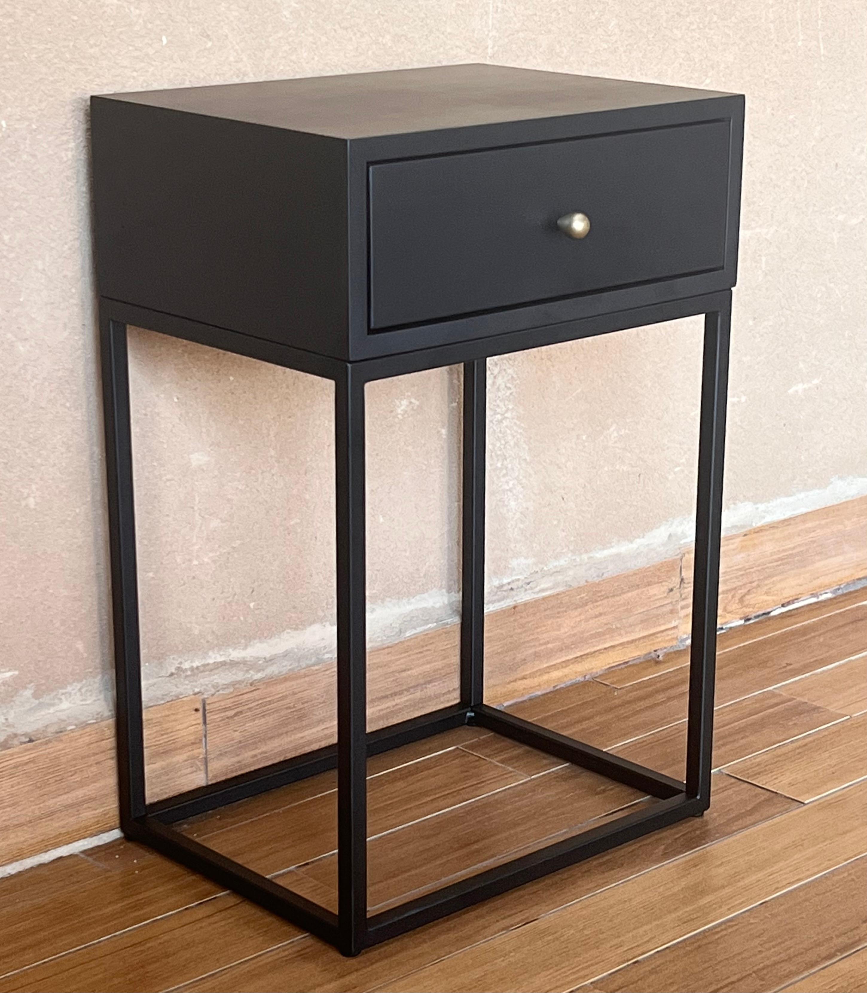 Modern Pair of Black Nightstands with Single Drawer in  McCobb Style For Sale