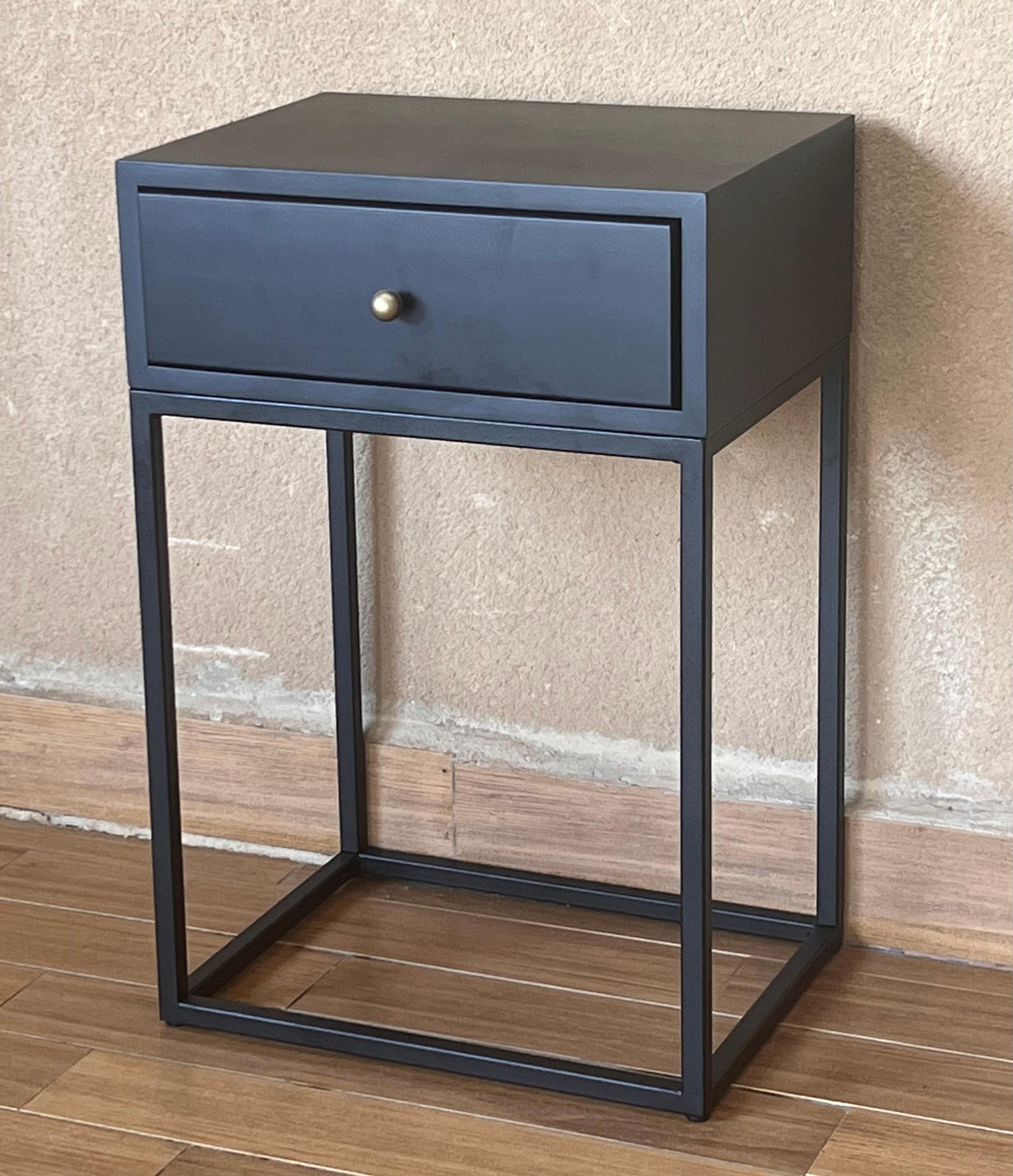 Pair of Black Nightstands with Single Drawer in  McCobb Style In Excellent Condition For Sale In Miami, FL