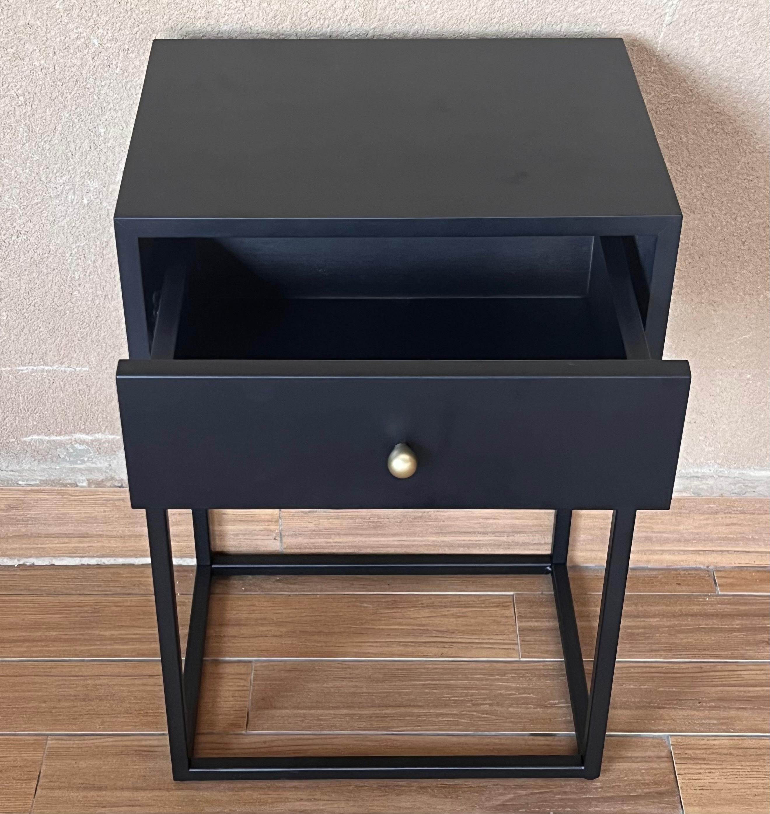 Pair of Black Nightstands with Single Drawer in  McCobb Style For Sale 2