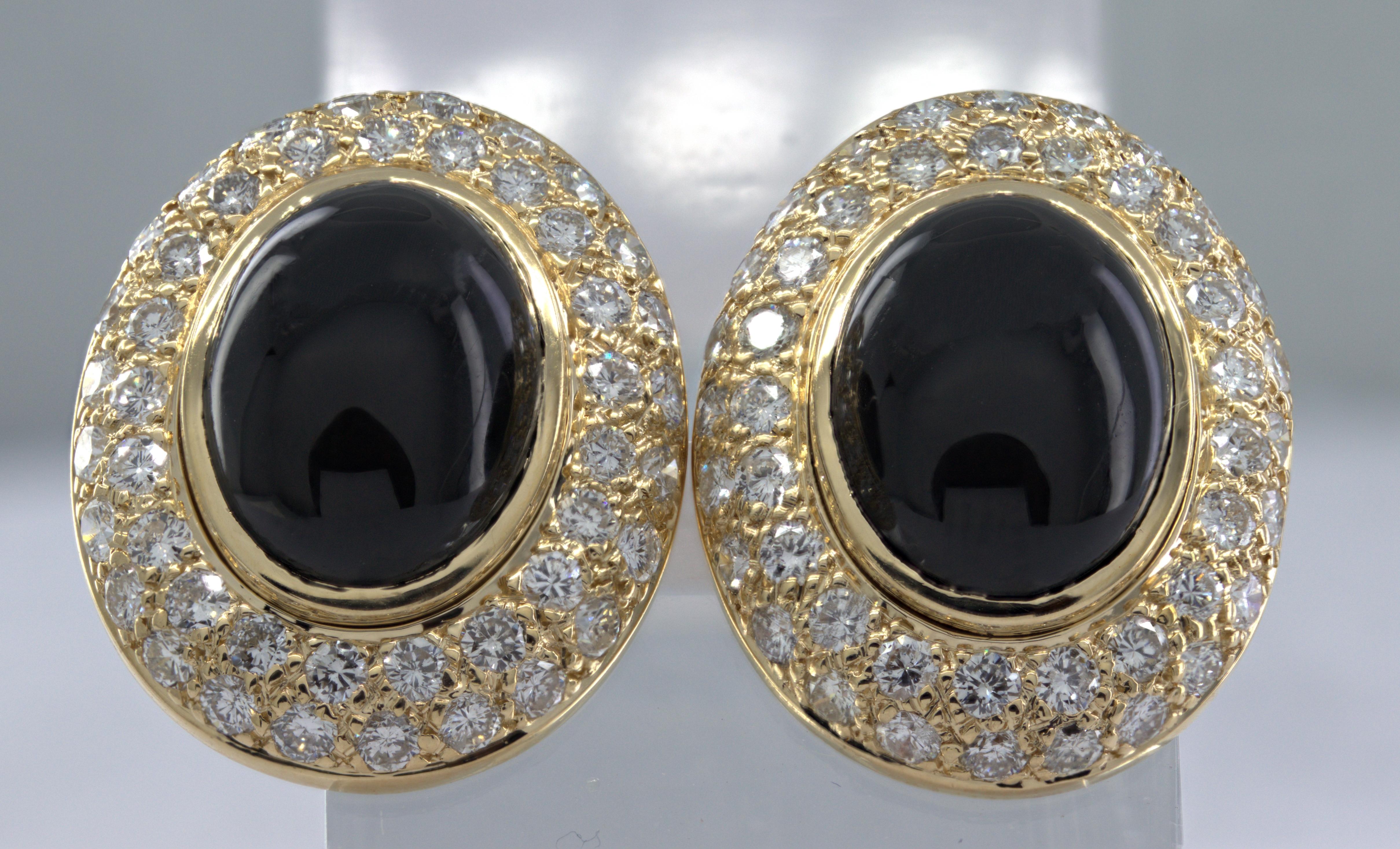 Mit (2) ovalen schwarzen Onyx-Cabochons, 15 X 11 X 6 mm, umgeben von (90) Vollschliff-Diamanten, 3,50 cts, VS, I-J, Lünette und Pave-Set in einem 14k Gelbgold ovalen Knopf Stil Montage, 25 X 20 mm, ergänzt durch Beiträge und 14k Gelbgold Jumbo