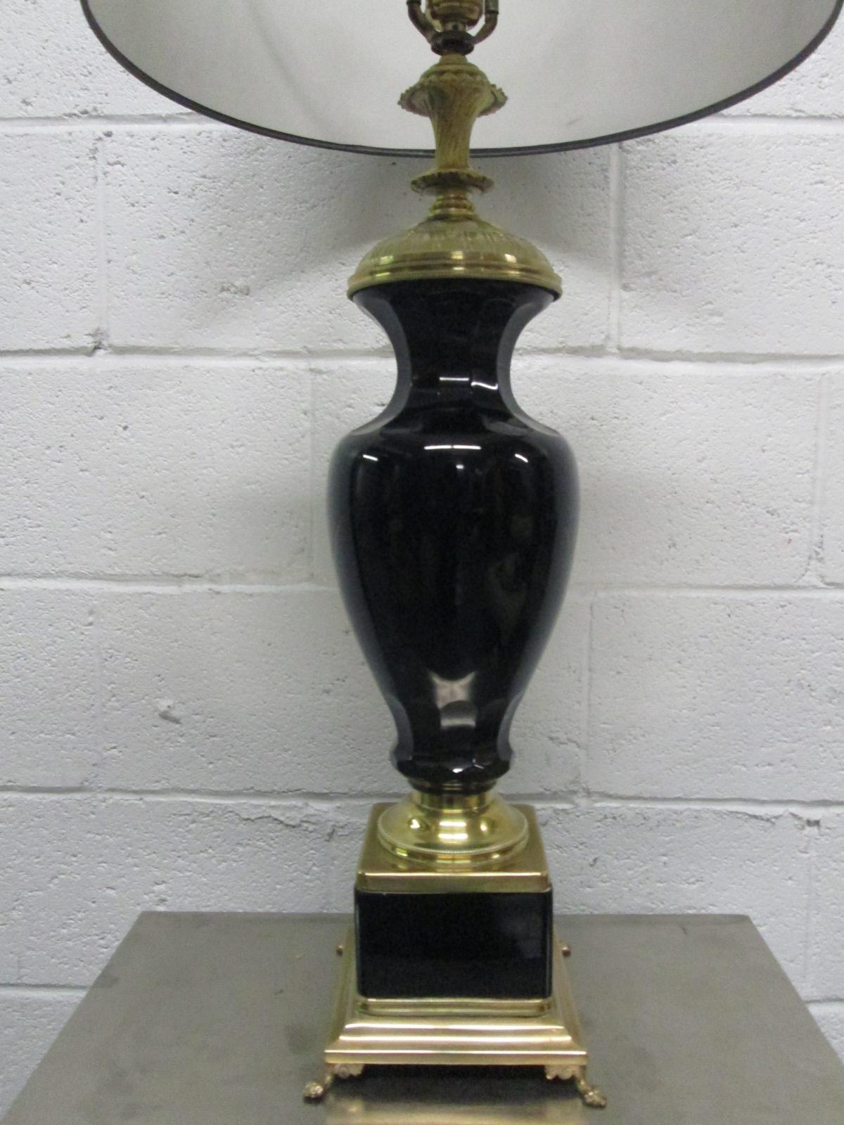 Hollywood Regency Coppia di lampade in ottone e opalina nera in vendita