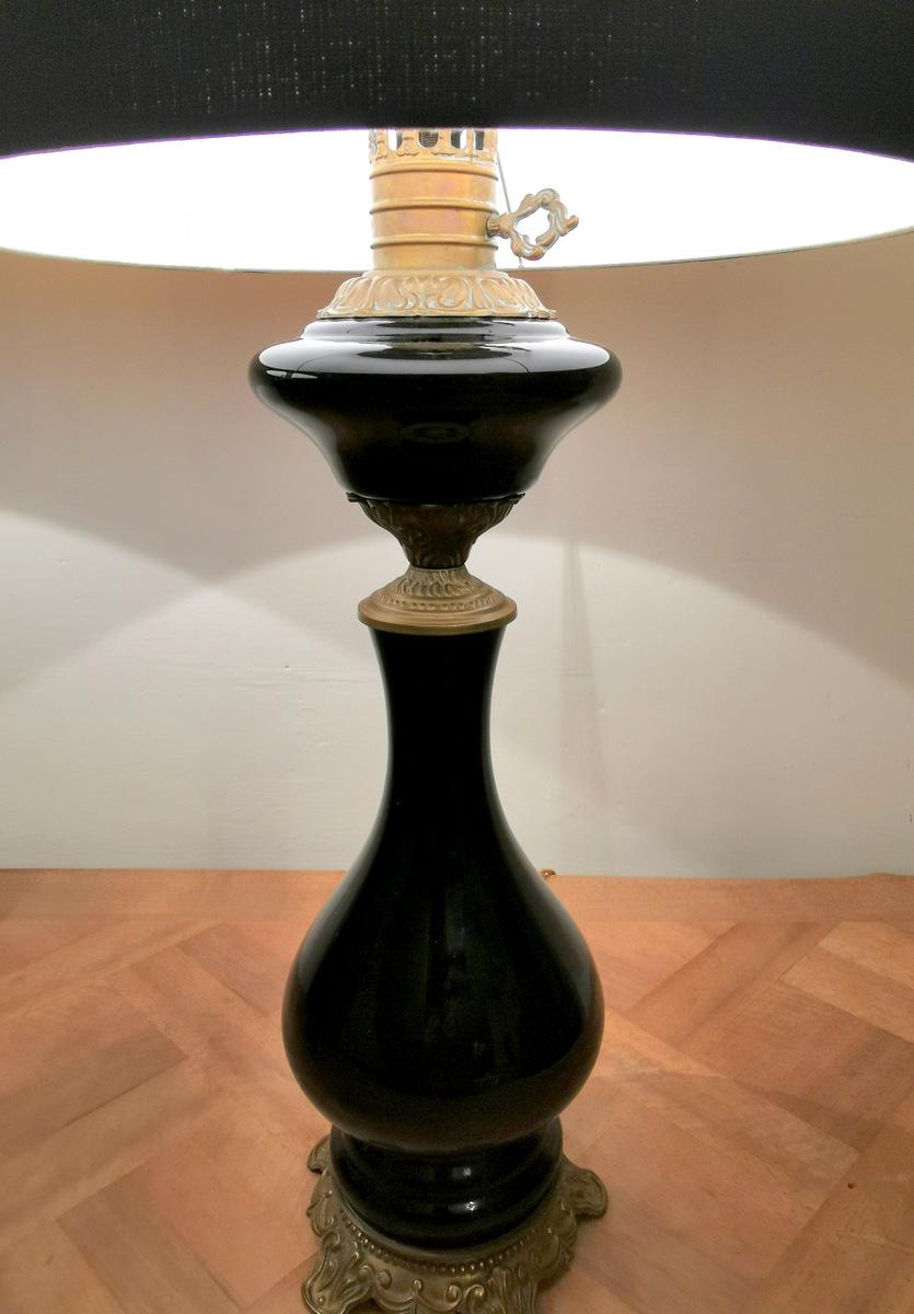 Paire de lampes à huile en verre opalin noir avec abat-jour et décoration en laiton France en vente 2