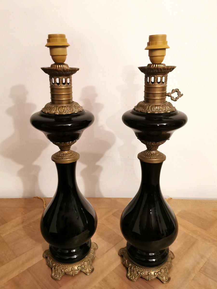Paire de lampes à huile en verre opalin noir avec abat-jour et décoration en laiton France en vente 4