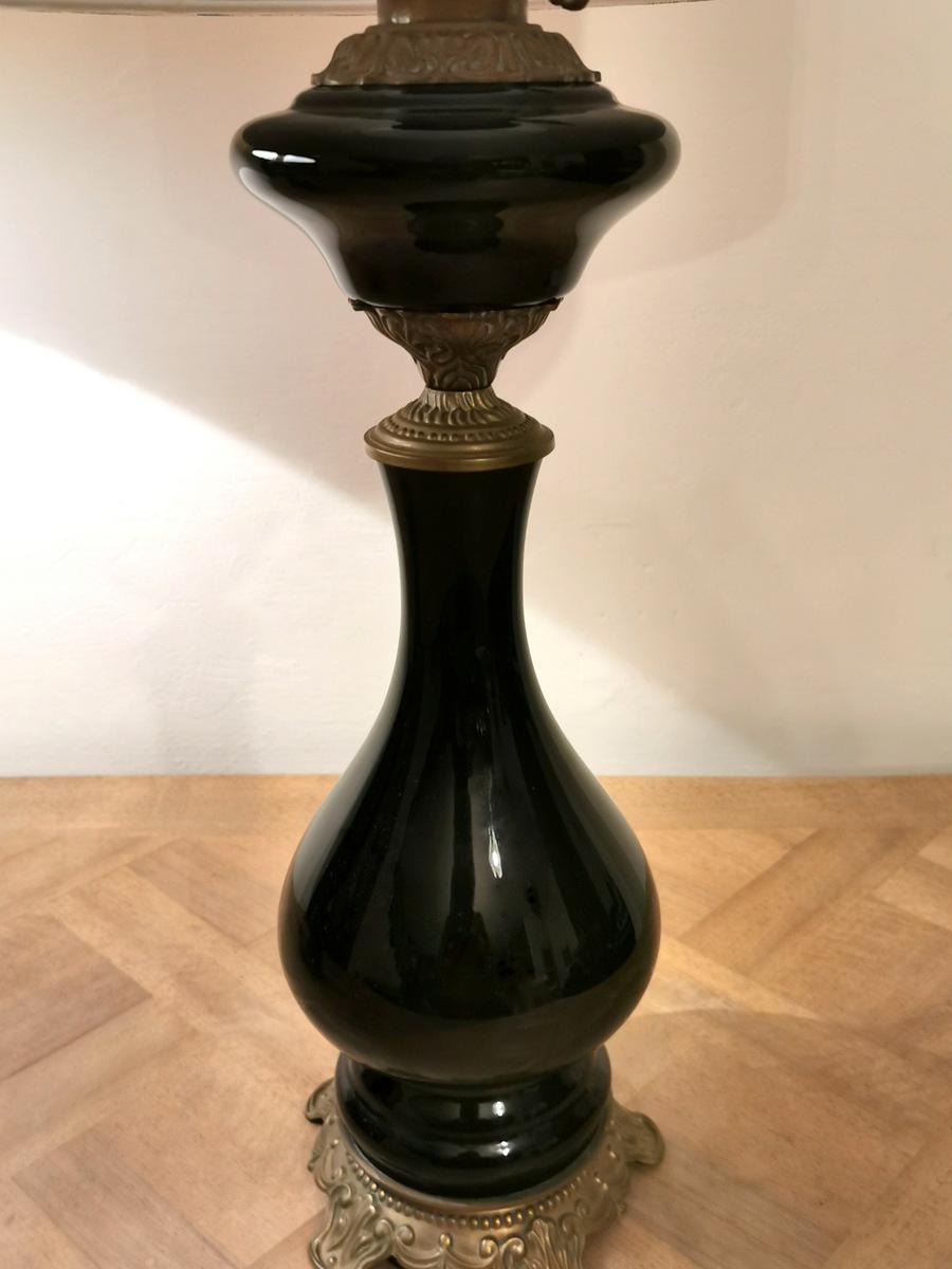 Paire de lampes à huile en verre opalin noir avec abat-jour et décoration en laiton France en vente 7