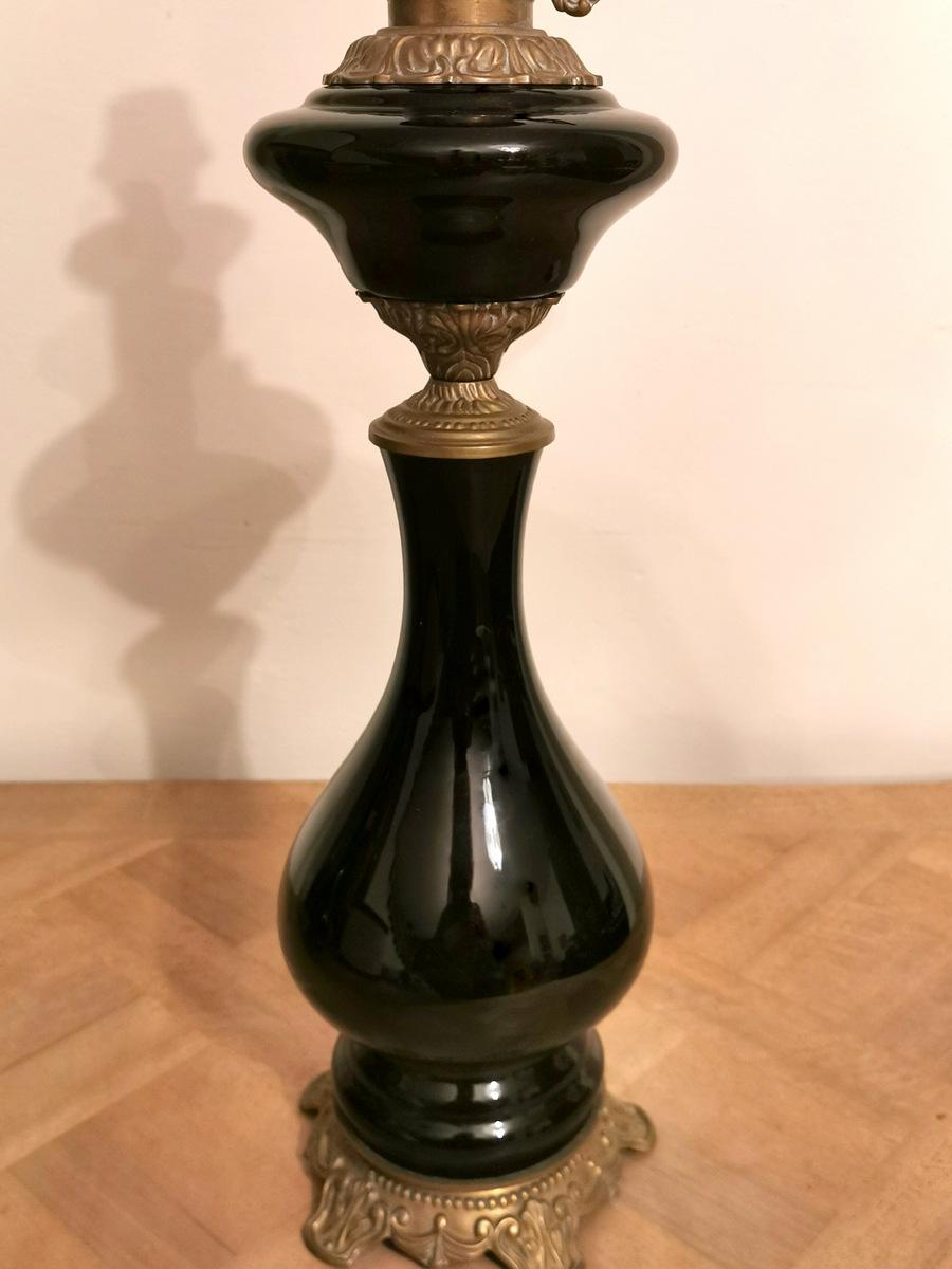 Paire de lampes à huile en verre opalin noir avec abat-jour et décoration en laiton France en vente 9