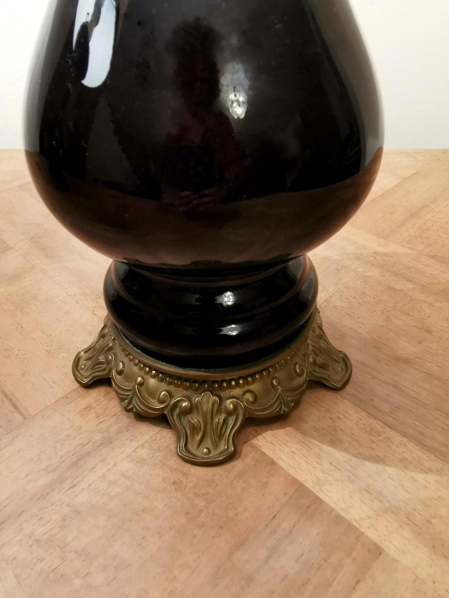 Bronze Paire de lampes à huile en verre opalin noir avec abat-jour et décoration en laiton France en vente