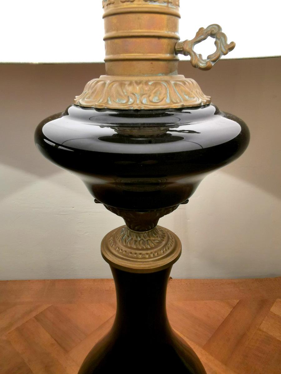 Paire de lampes à huile en verre opalin noir avec abat-jour et décoration en laiton France en vente 1