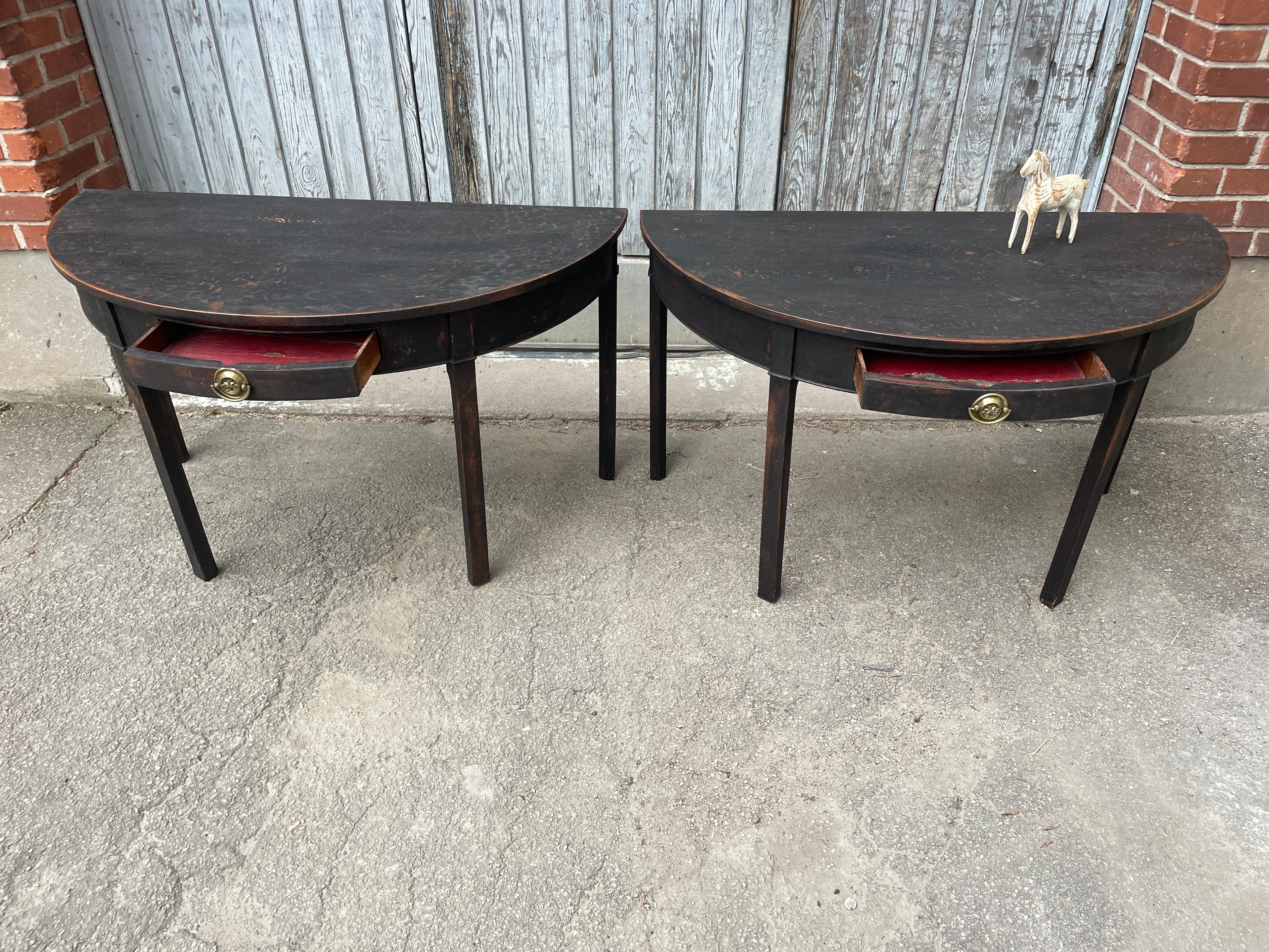 Paar schwarz lackierte Gustavianische Demilune-Tischkonsolen im Zustand „Gut“ im Angebot in Haddonfield, NJ