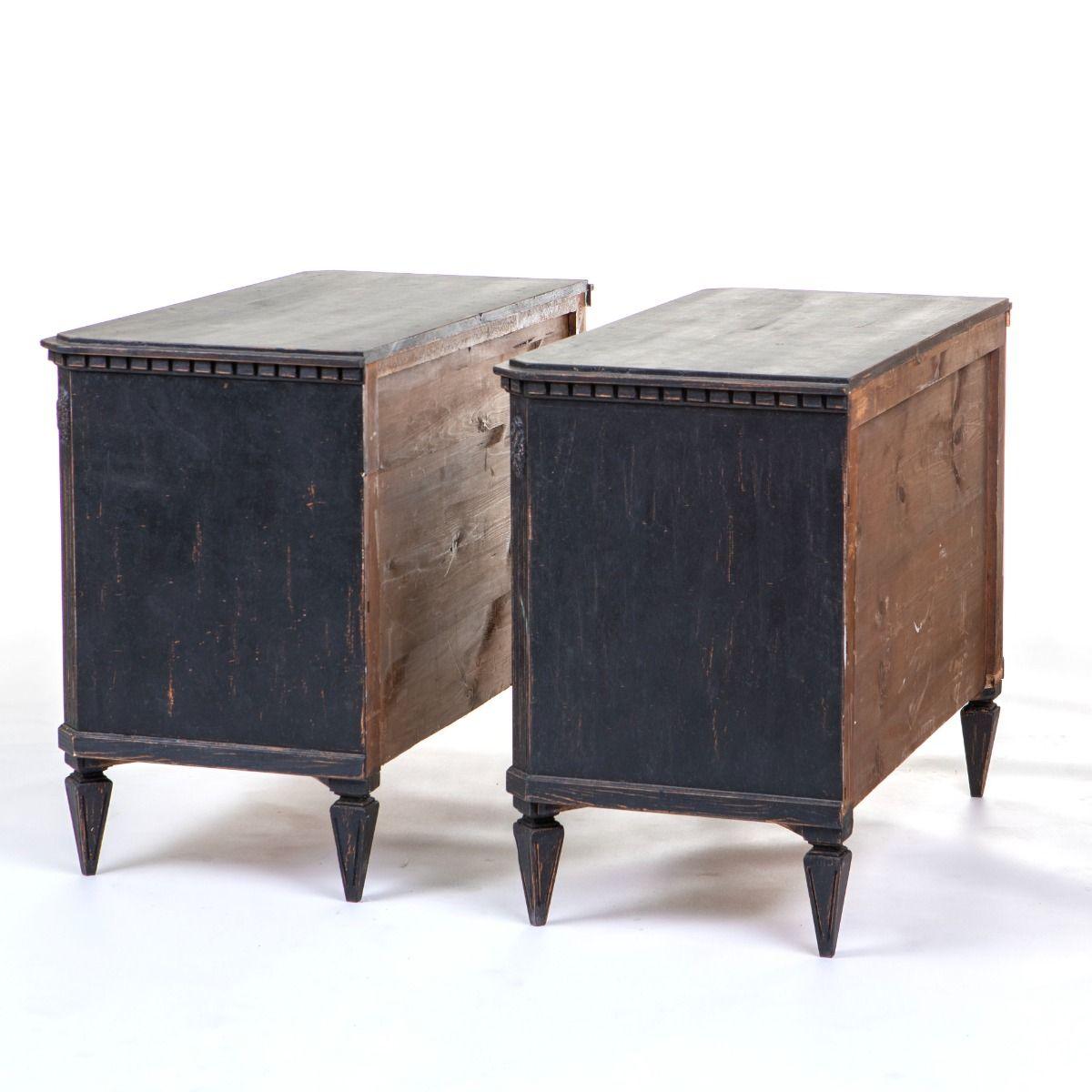 Pareja de cómodas suecas del siglo XIX de estilo Gustaviano pintadas en blanco y negro Sueco en venta