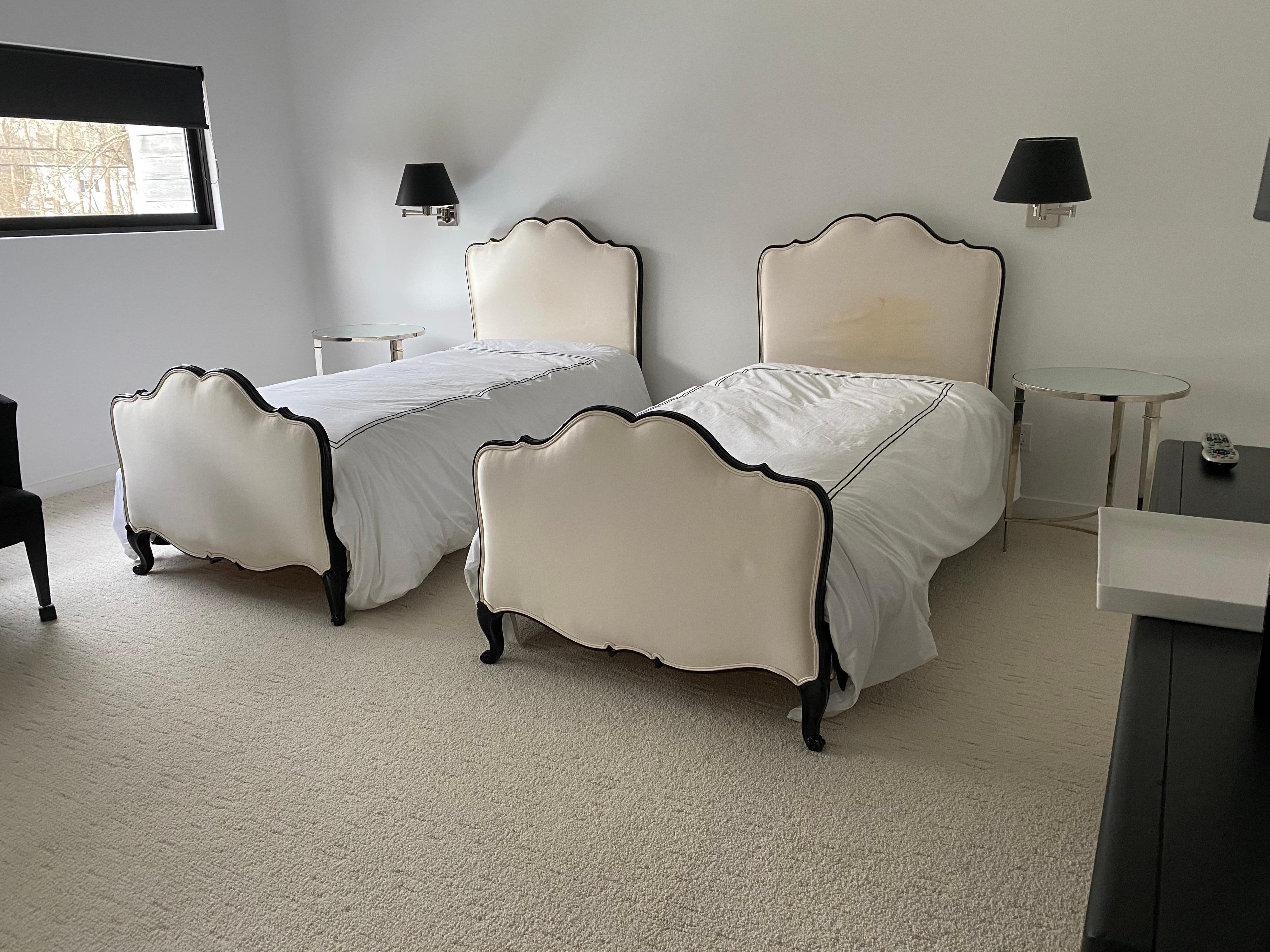 Pair of Black Painted Louis XV Style Upholstered Twin Bed Frames, 20th Century
These pair of twin bed frames create high definition in a bedroom in the black high gloss finish and cream satin upholstery with double self-welting. They have the