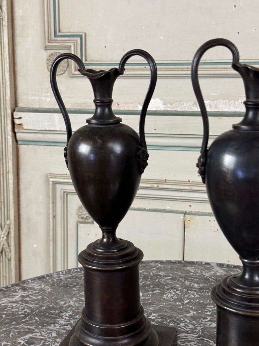 Bronzo Coppia di vasi in bronzo patinato nero, XIX secolo in vendita