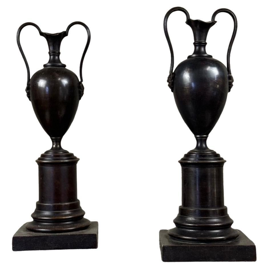 Coppia di vasi in bronzo patinato nero, XIX secolo