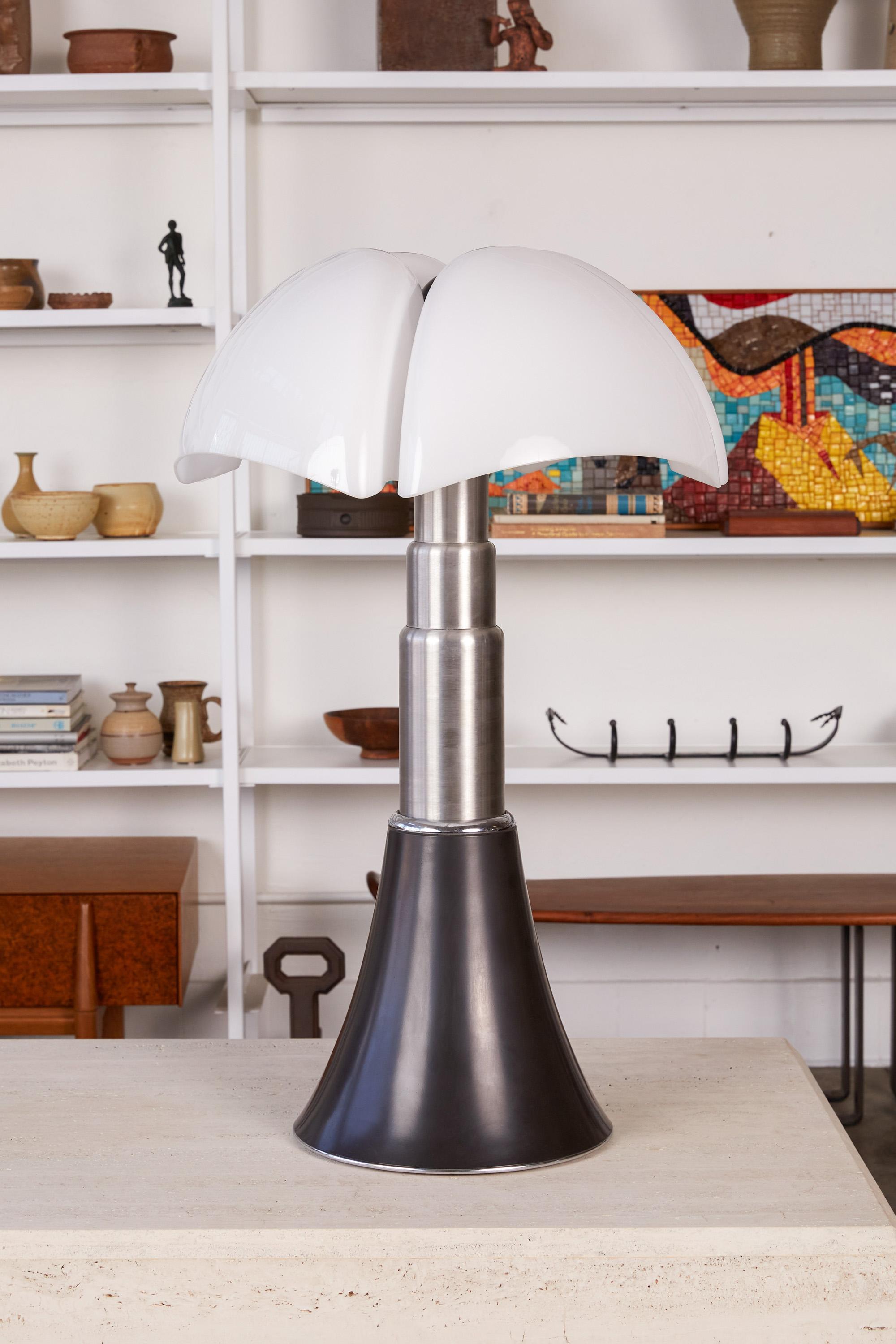 Pair of Black Pipistrello Table Lamps by Gae Aulenti In Excellent Condition In Los Angeles, CA