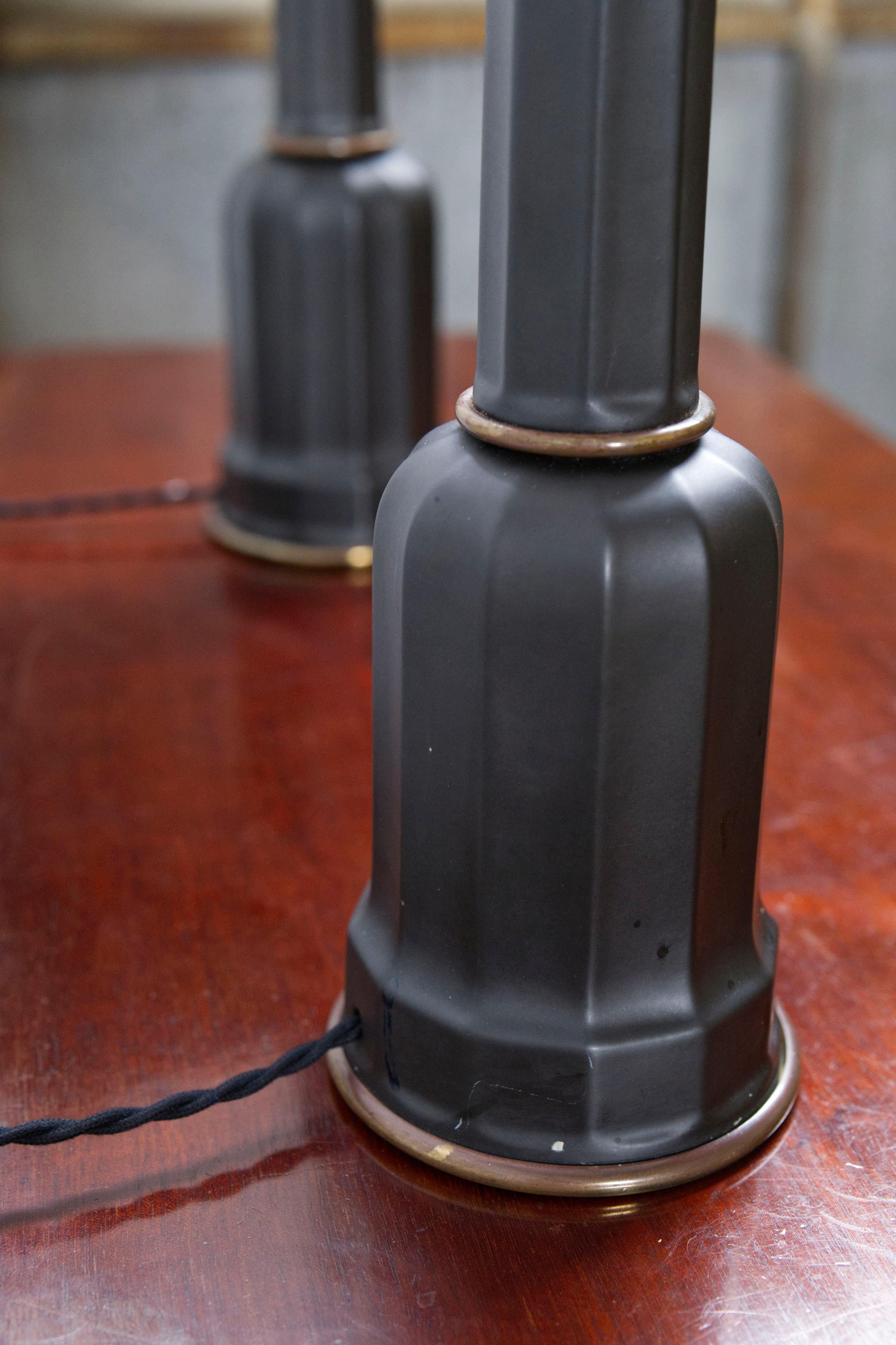 Paire de lampes de table 'Heiberg' en porcelaine noire et laiton, Danemark, années 1930 en vente 4