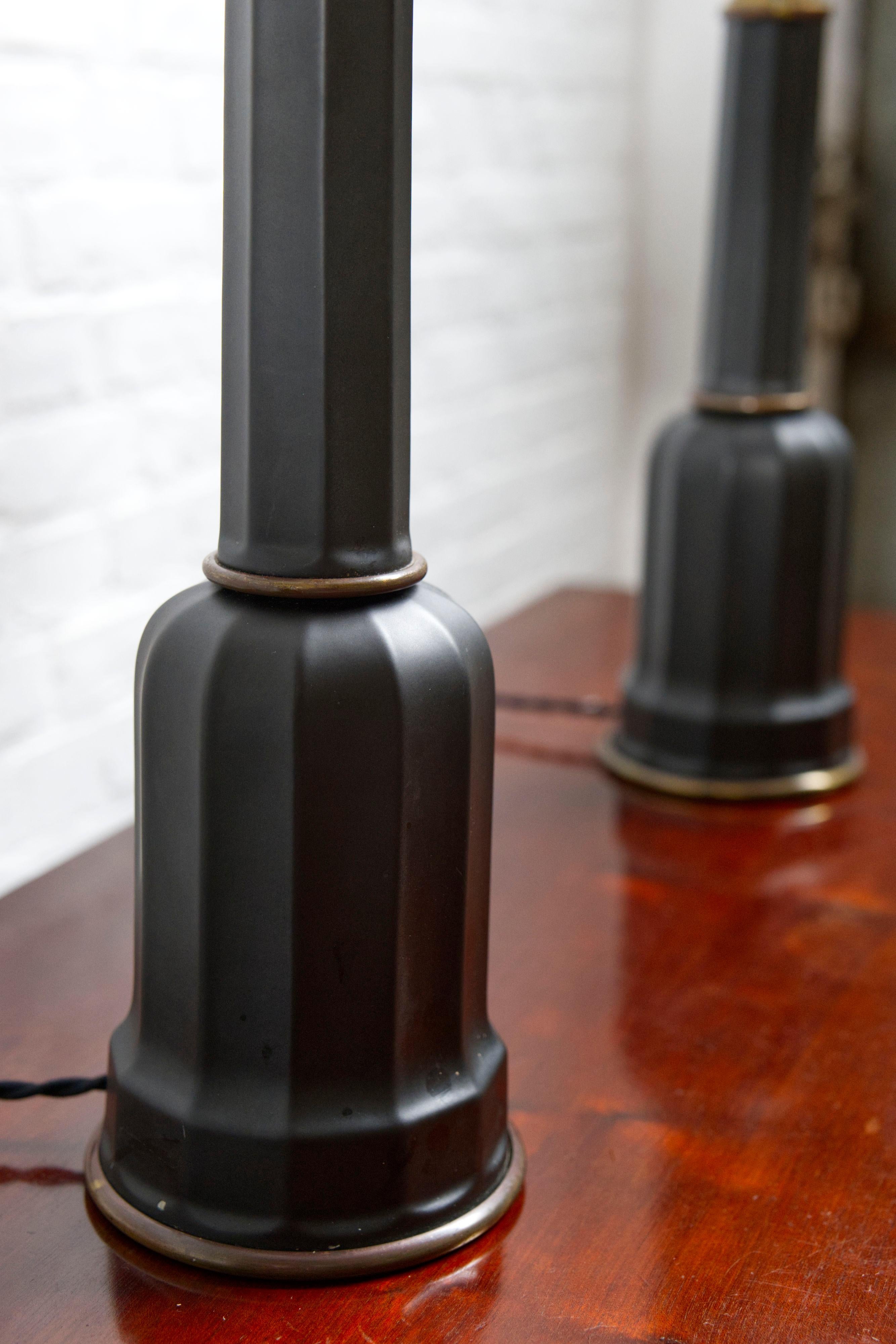 Paire de lampes de table 'Heiberg' en porcelaine noire et laiton, Danemark, années 1930 en vente 5