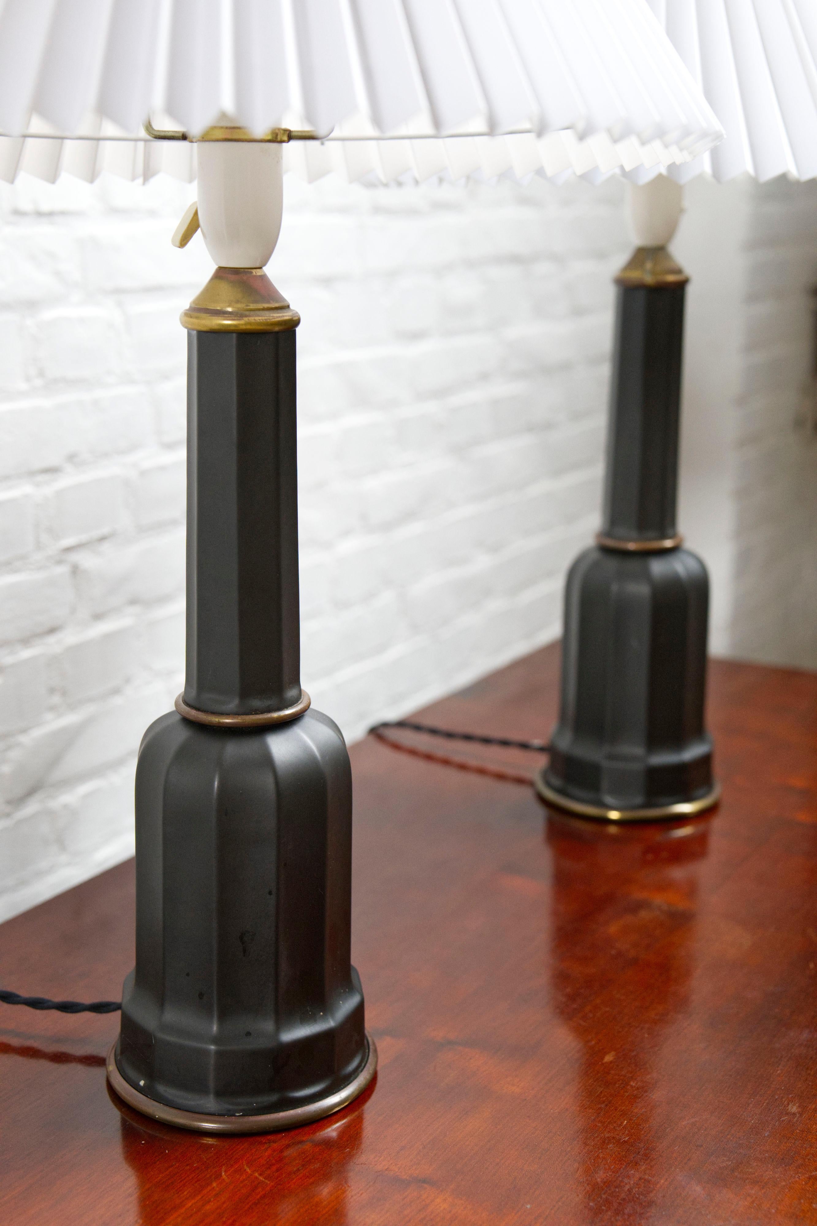 Paire de lampes de table 'Heiberg' en porcelaine noire et laiton, Danemark, années 1930 en vente 6