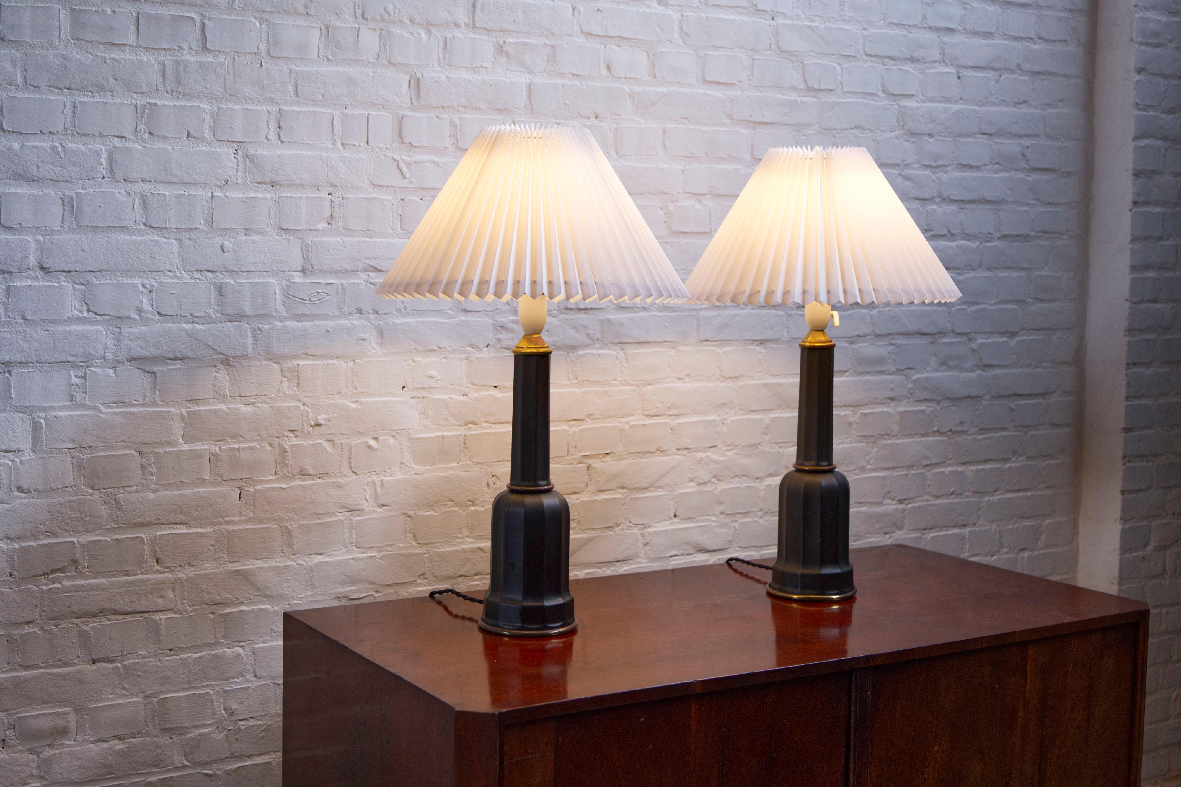 Paire de lampes de table 'Heiberg' en porcelaine noire et laiton, Danemark, années 1930 en vente 7