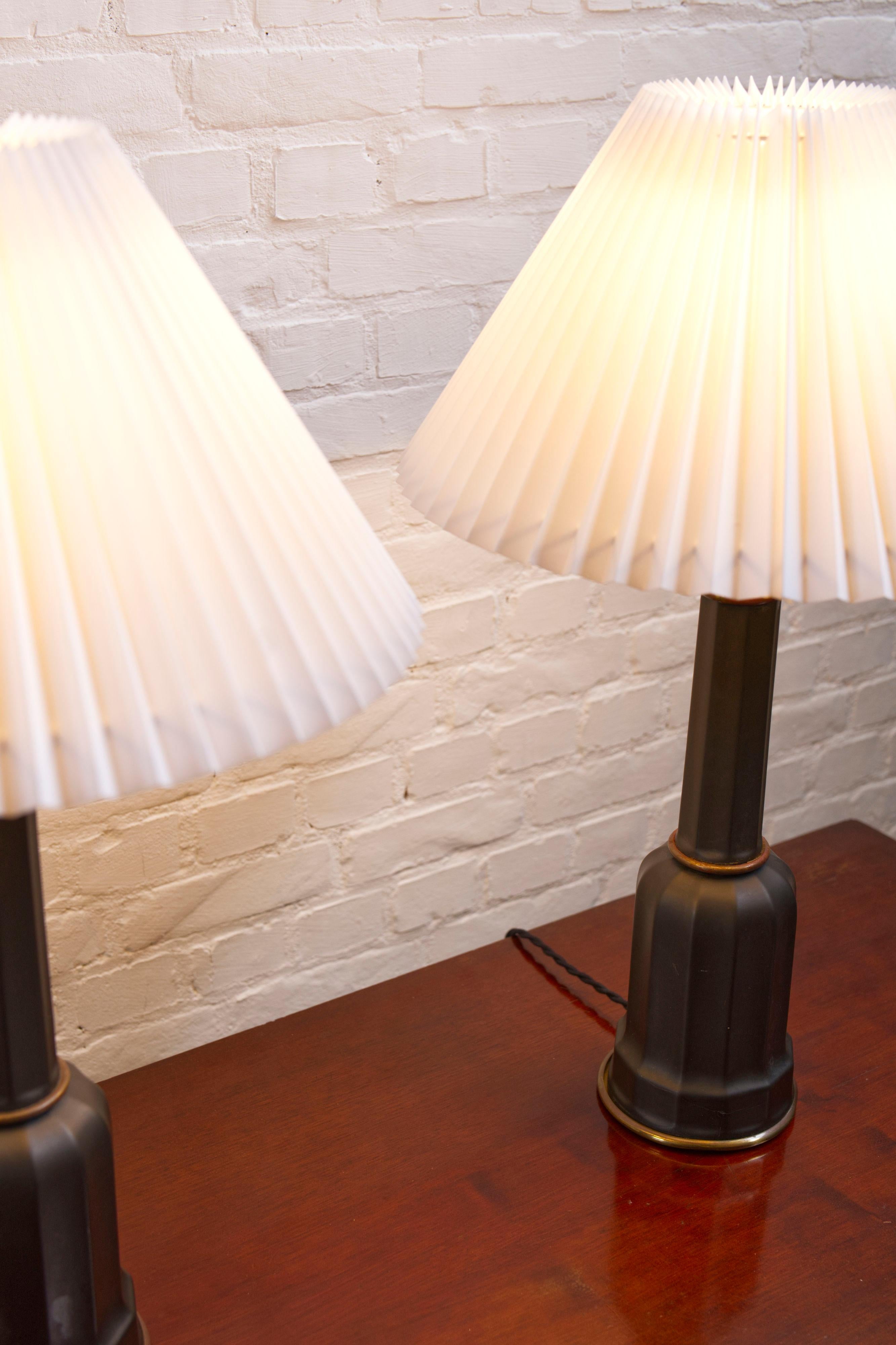 Paire de lampes de table 'Heiberg' en porcelaine noire et laiton, Danemark, années 1930 en vente 8