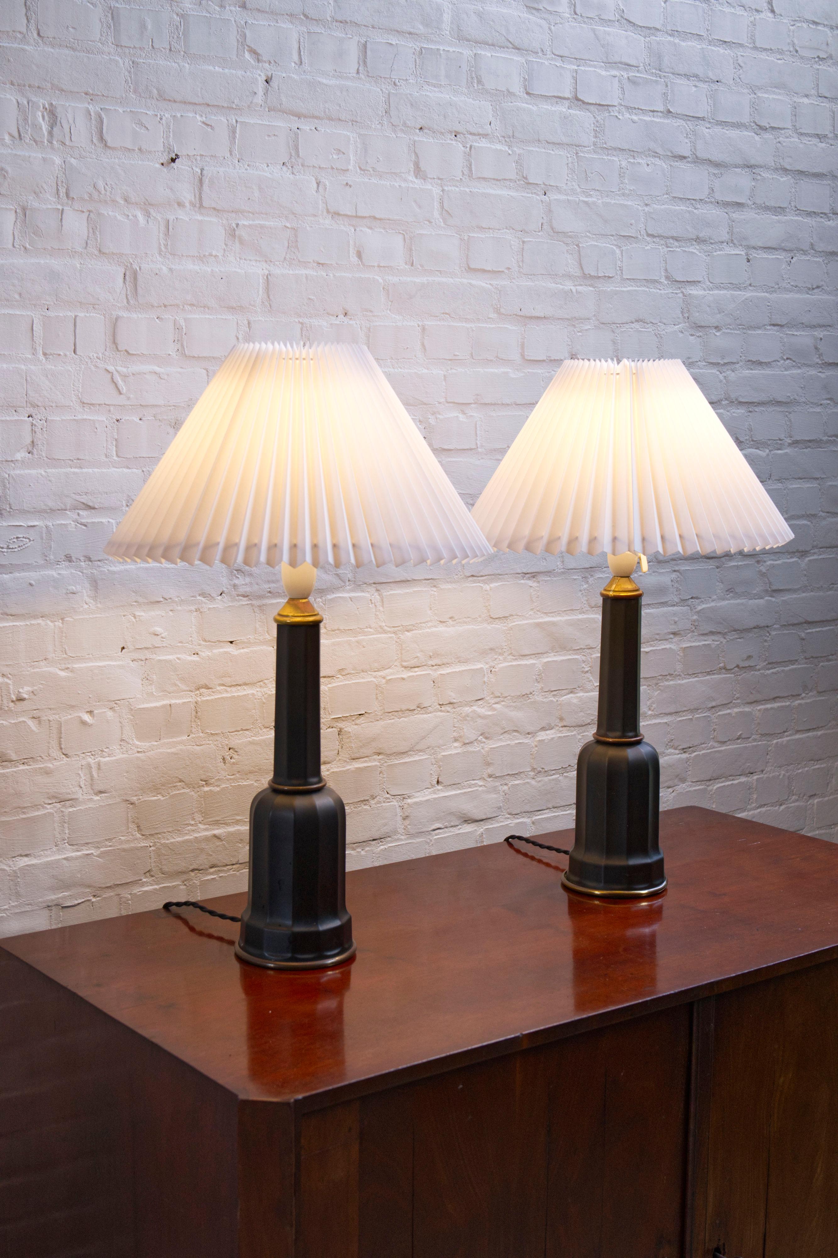 Scandinave moderne Paire de lampes de table 'Heiberg' en porcelaine noire et laiton, Danemark, années 1930 en vente