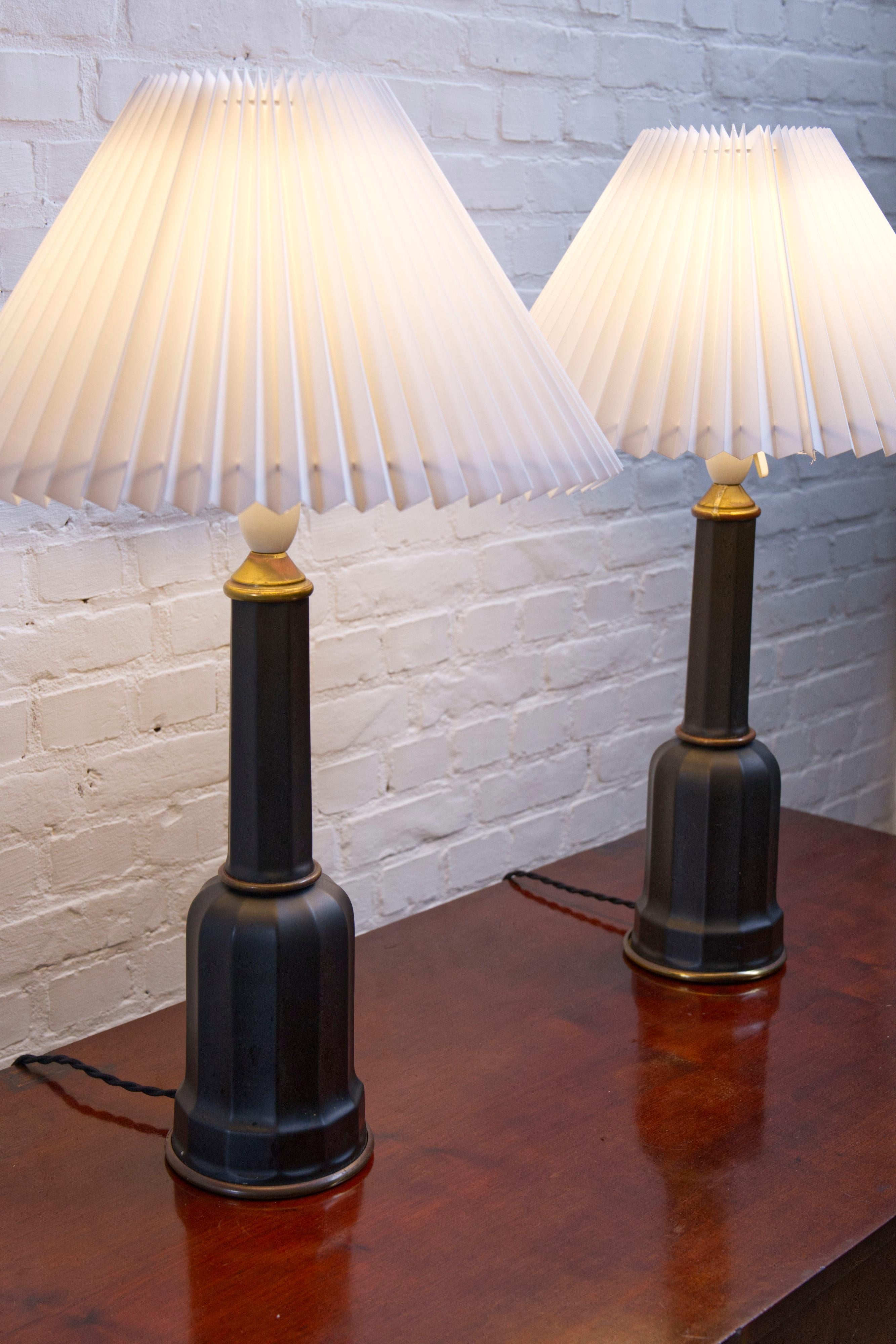 Danois Paire de lampes de table 'Heiberg' en porcelaine noire et laiton, Danemark, années 1930 en vente