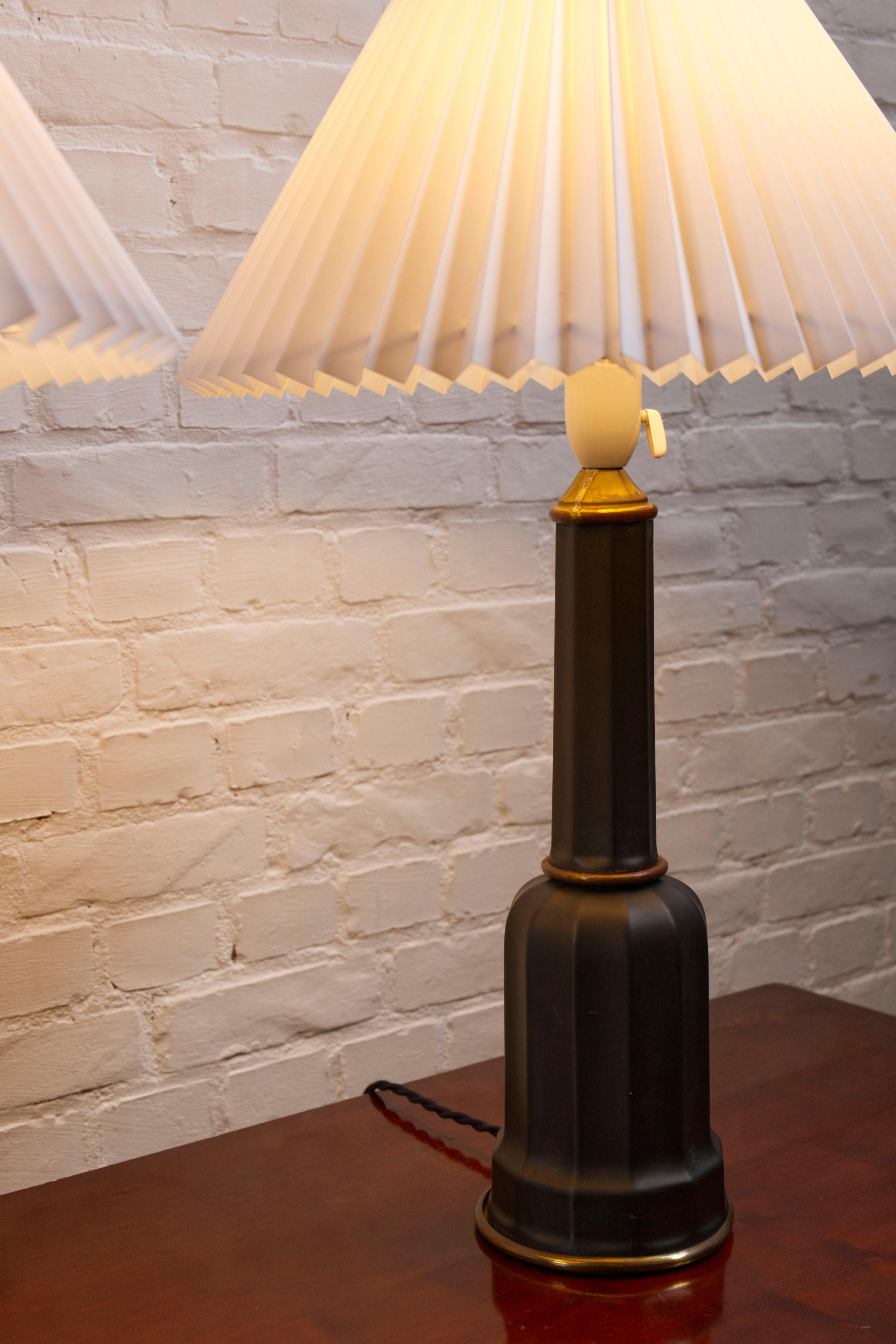 Paire de lampes de table 'Heiberg' en porcelaine noire et laiton, Danemark, années 1930 État moyen - En vente à Balen, BE