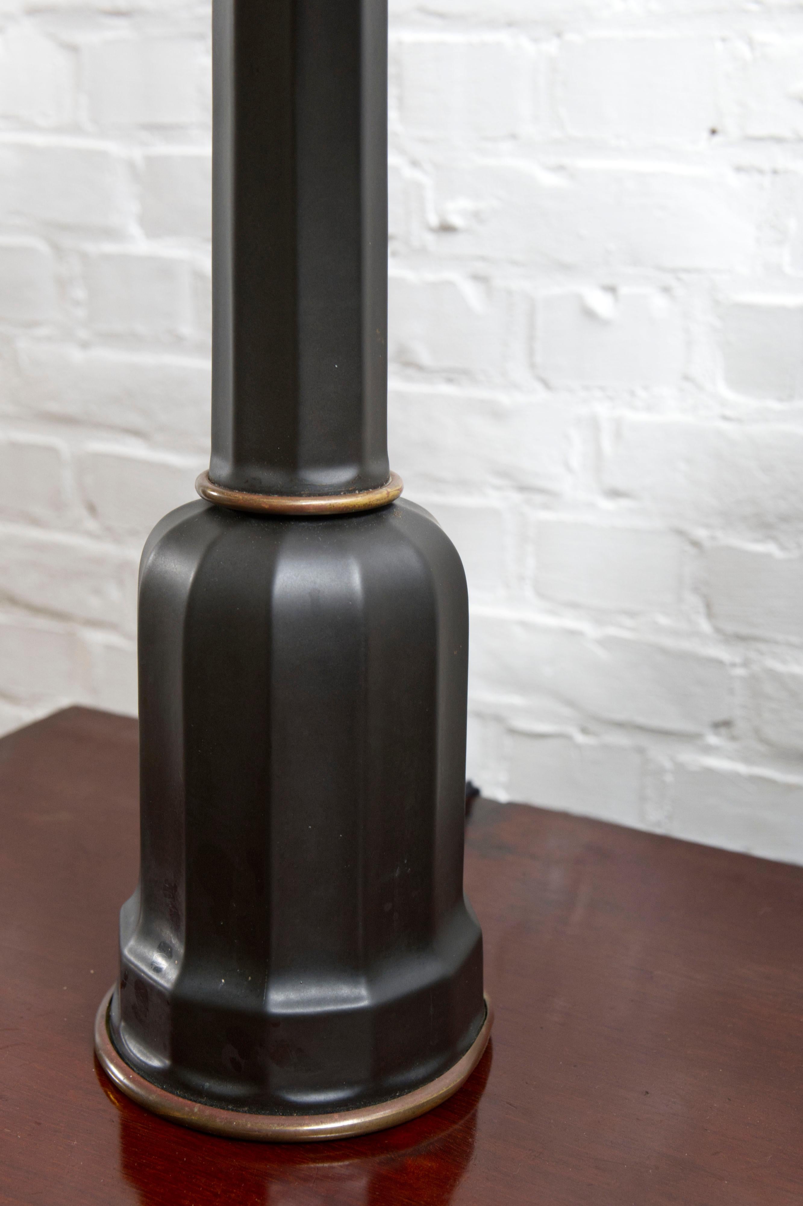 20ième siècle Paire de lampes de table 'Heiberg' en porcelaine noire et laiton, Danemark, années 1930 en vente