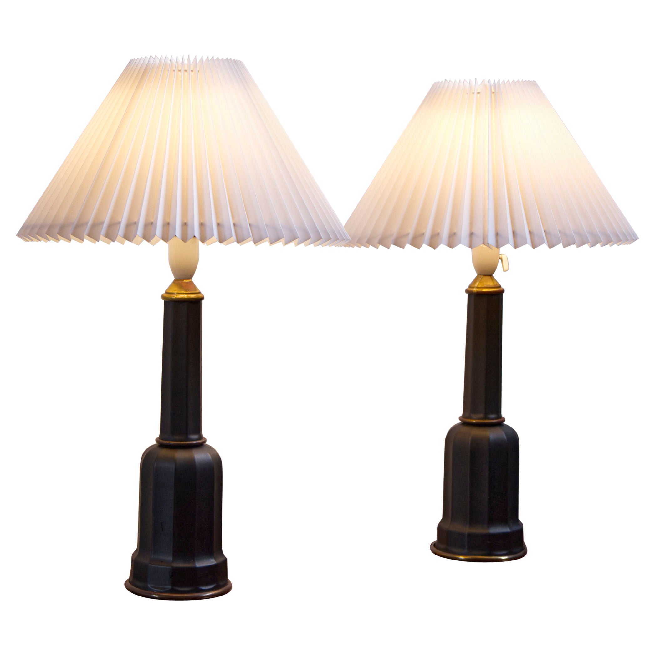 Paire de lampes de table 'Heiberg' en porcelaine noire et laiton, Danemark, années 1930 en vente