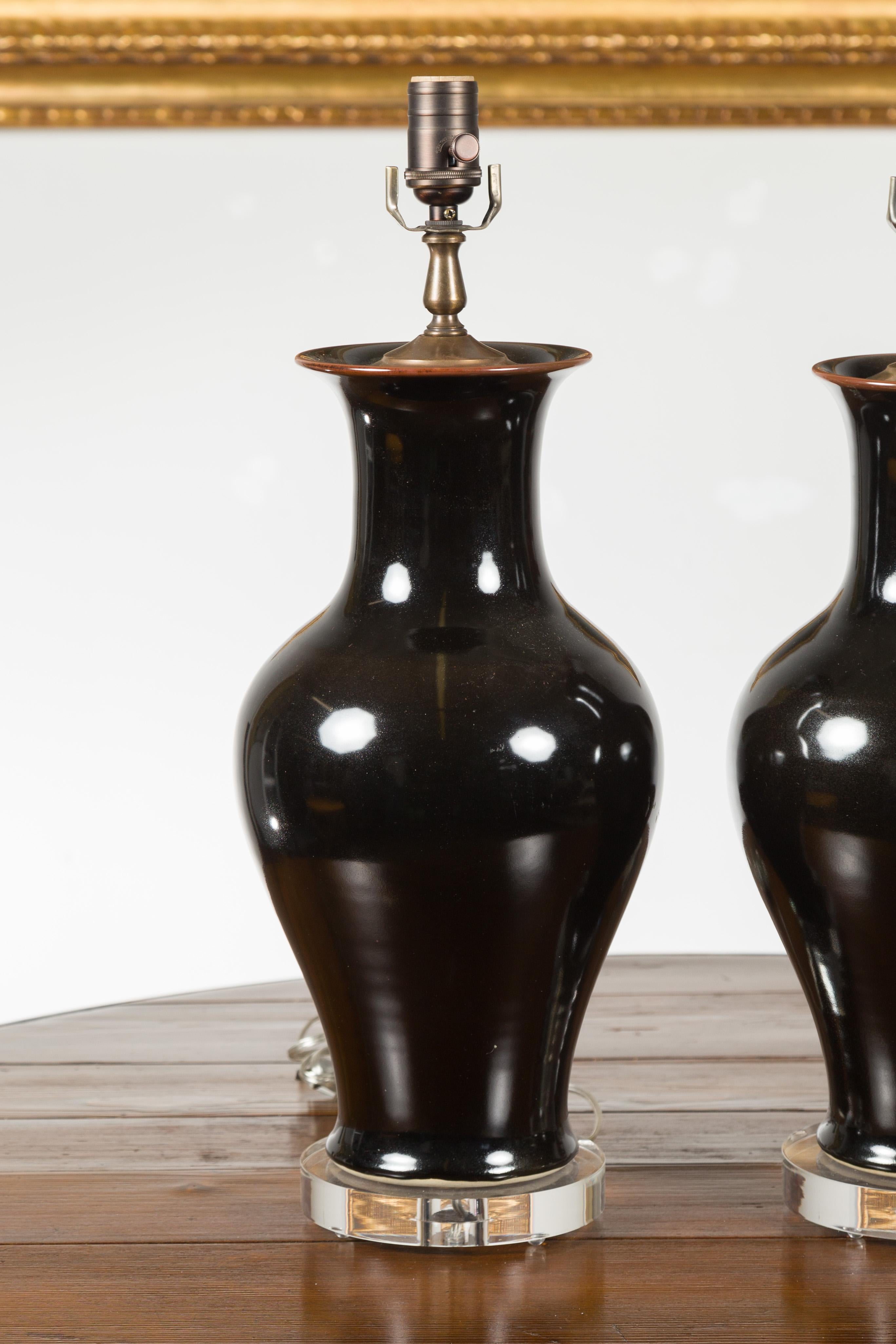 XXIe siècle et contemporain Paire de lampes de bureau en forme de vase en porcelaine noire avec bases rondes en lucite, câblées en vente