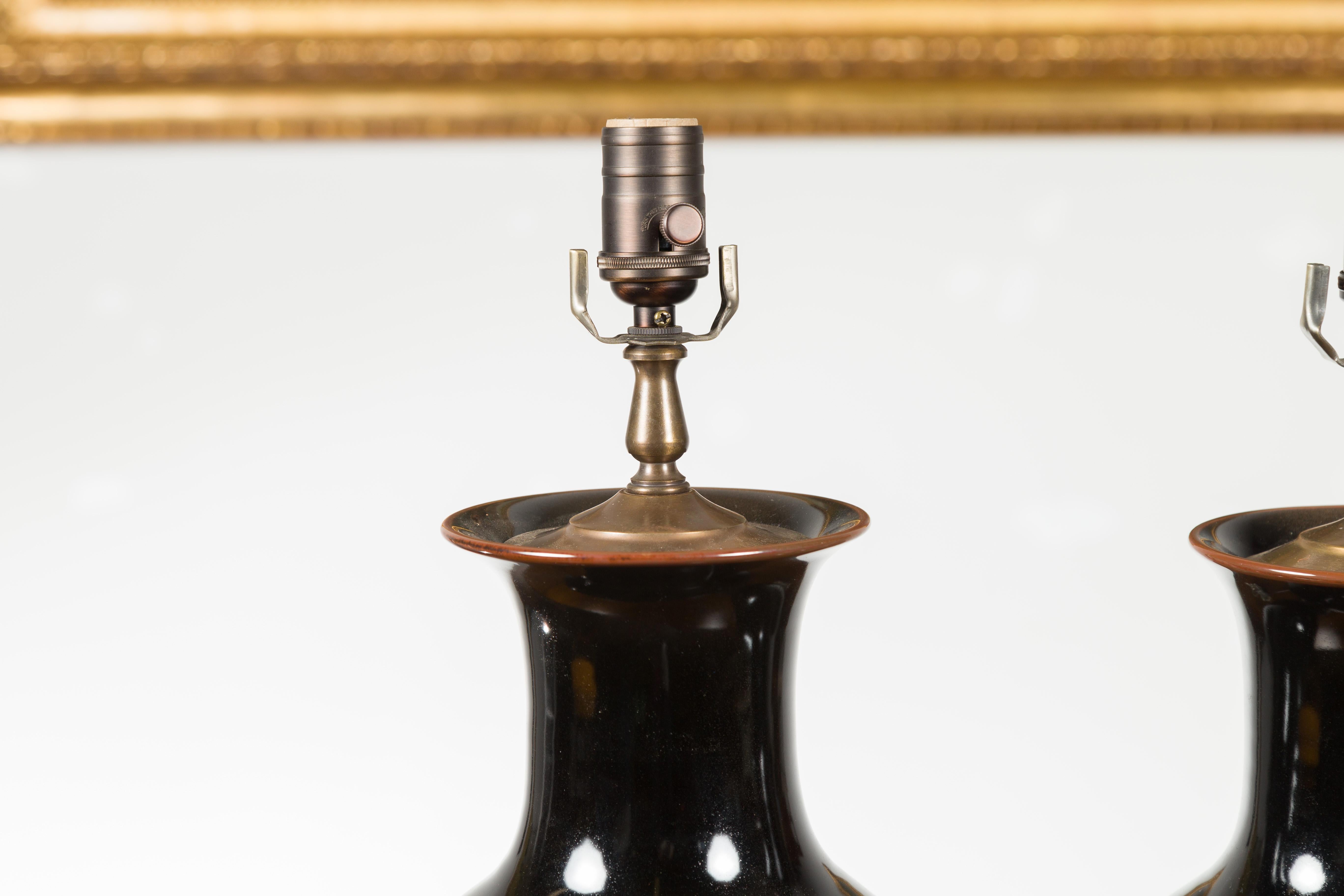 Paire de lampes de bureau en forme de vase en porcelaine noire avec bases rondes en lucite, câblées en vente 1